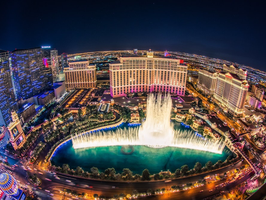 欣賞著名的貝拉焦噴泉隨著音樂與燈光翩翩起舞，這是拉斯維加斯大道上不容錯過的經典奇觀。