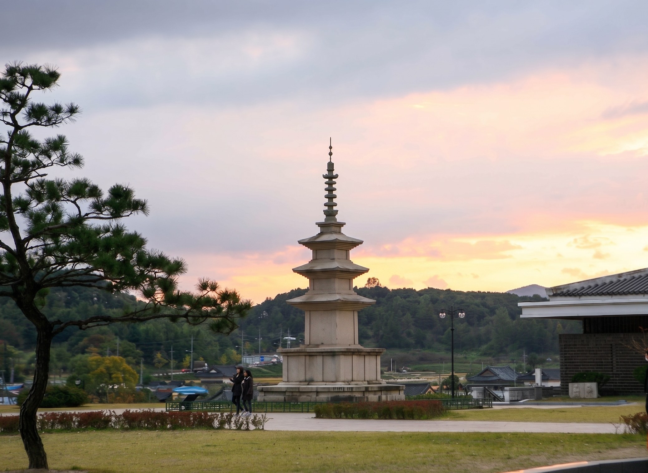 慶州國立博物館：在韓國最負盛名的文化博物館之一，通過一系列非凡的古代文物，探索新羅王朝數百年的歷史和藝術精神。