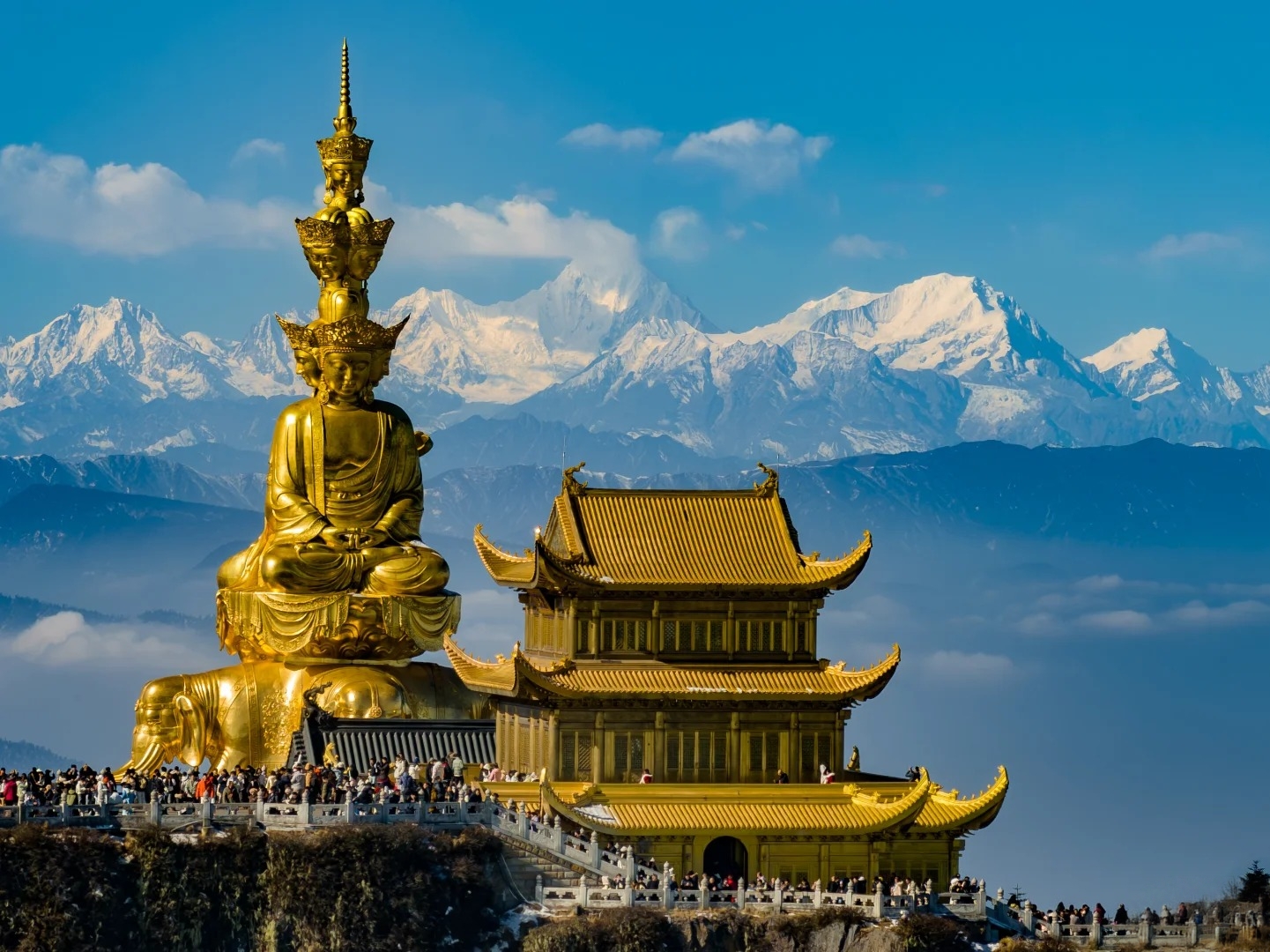 峨眉山金頂：當雲海漫過千峰，金像在霧中若隱若現，宛如普賢菩薩踏雲而來，接受眾生的仰望