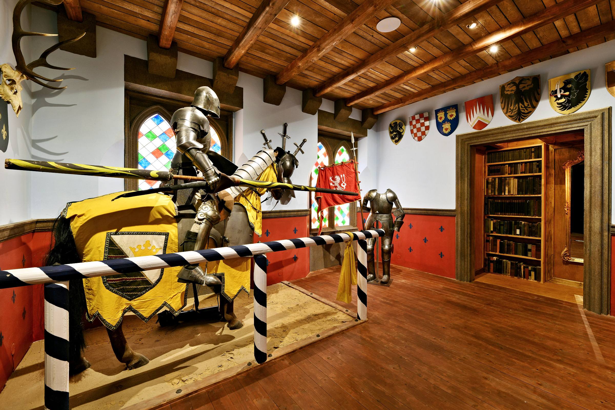 踏入歷史,欣賞真實的中世紀盔甲、武器和騎士展品。 踏入歷史,欣賞真實的中世紀盔甲、武器和騎士展品。
