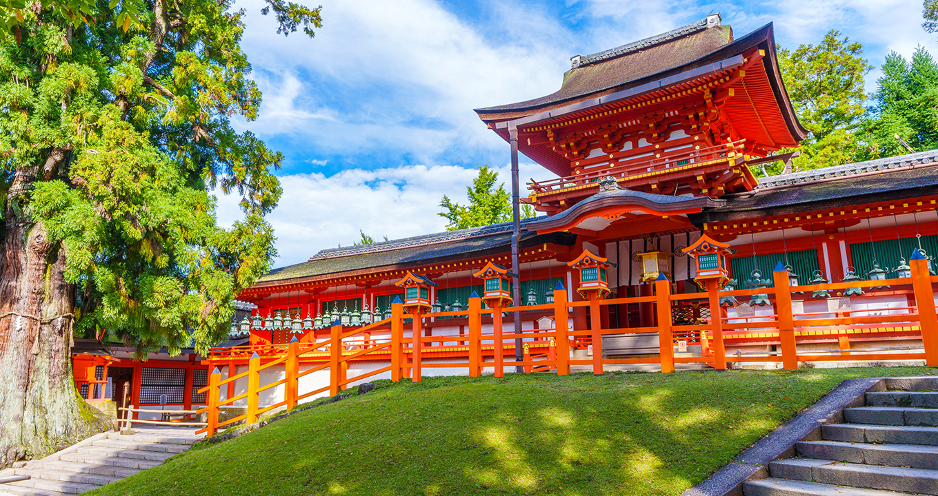 春日大社位於奈良,是世界文化遺產,以千座石燈籠與朱紅色迴廊聞名。主祀春日神,歷史逾千年,是奈良最具代表性的神社之一。 春日大社位於奈良,是世界文化遺產,以千座石燈籠與朱紅色迴廊聞名。主祀春日神,歷史逾千年,是奈良最具代表性的神社之一。