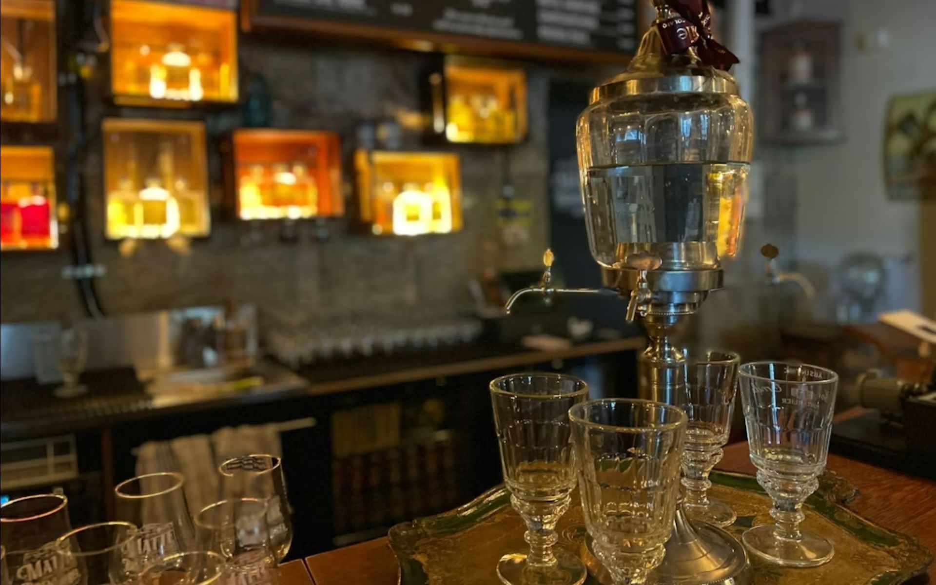 盡情沉醉於美酒品鑑，搭配精緻的瑞士巧克力，完美絕配！