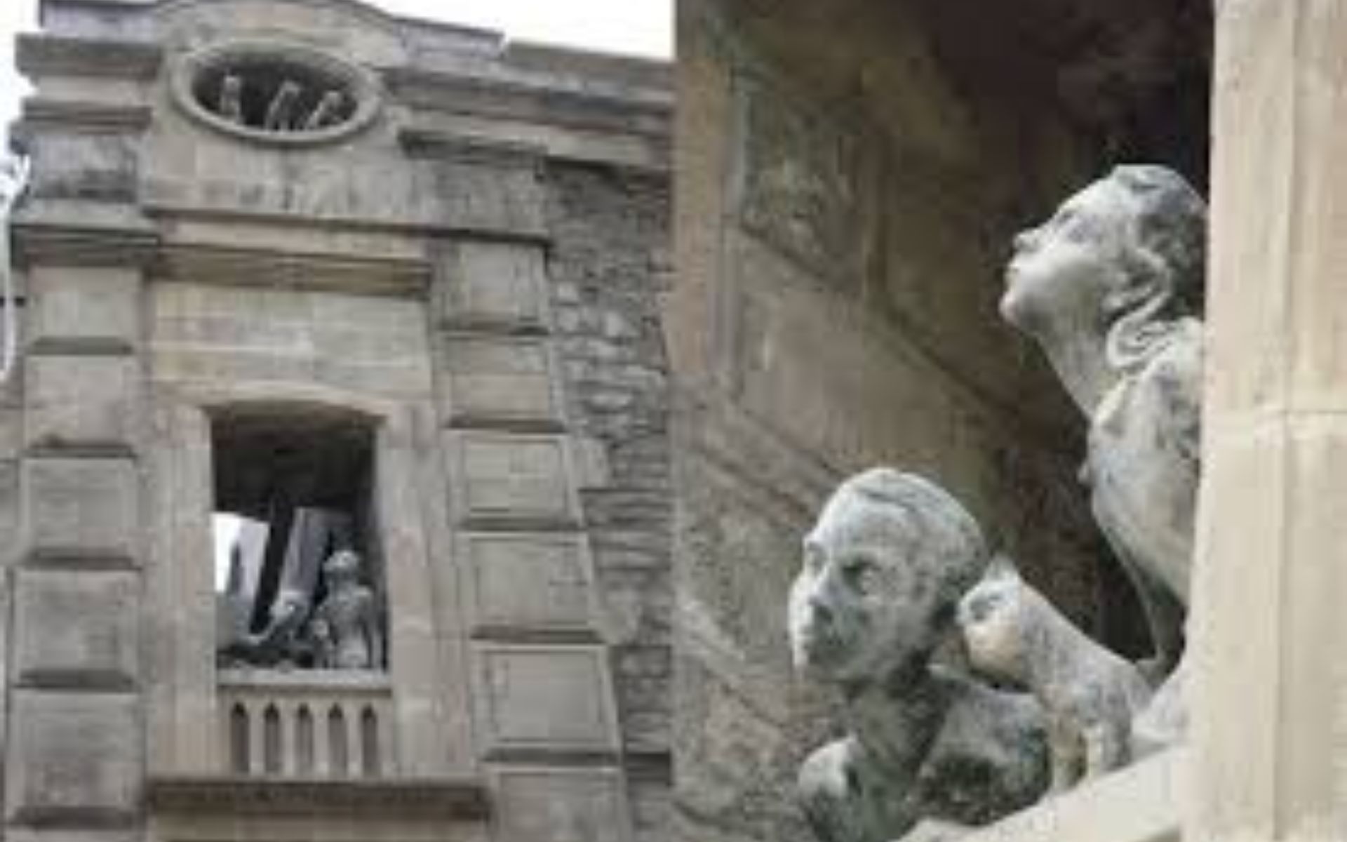 探索堡壘狹窄巷弄中隱藏的精緻石雕與雕塑。