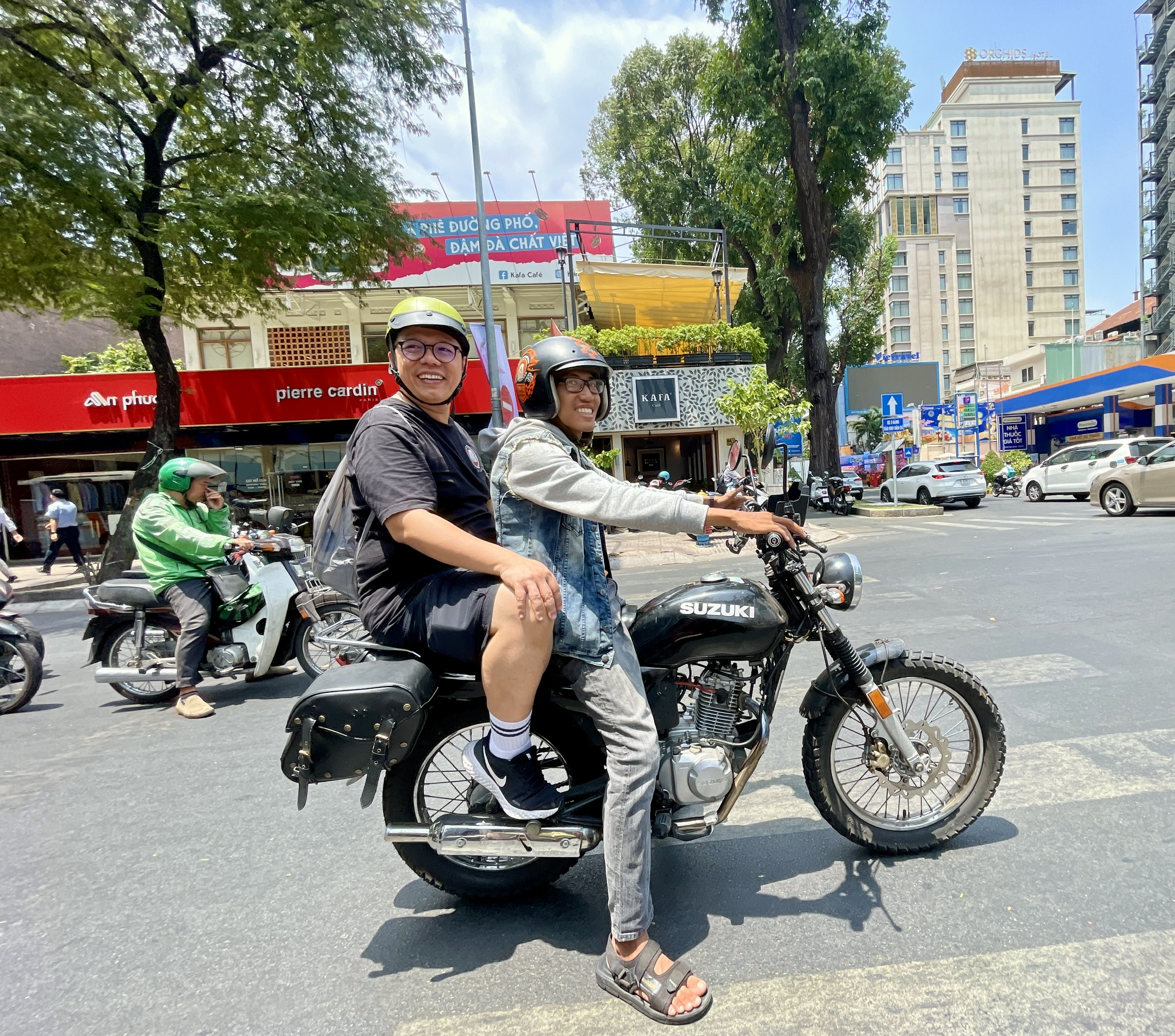 Saigon Iconic Historical Stream Sightseeing Tour by Motorbike