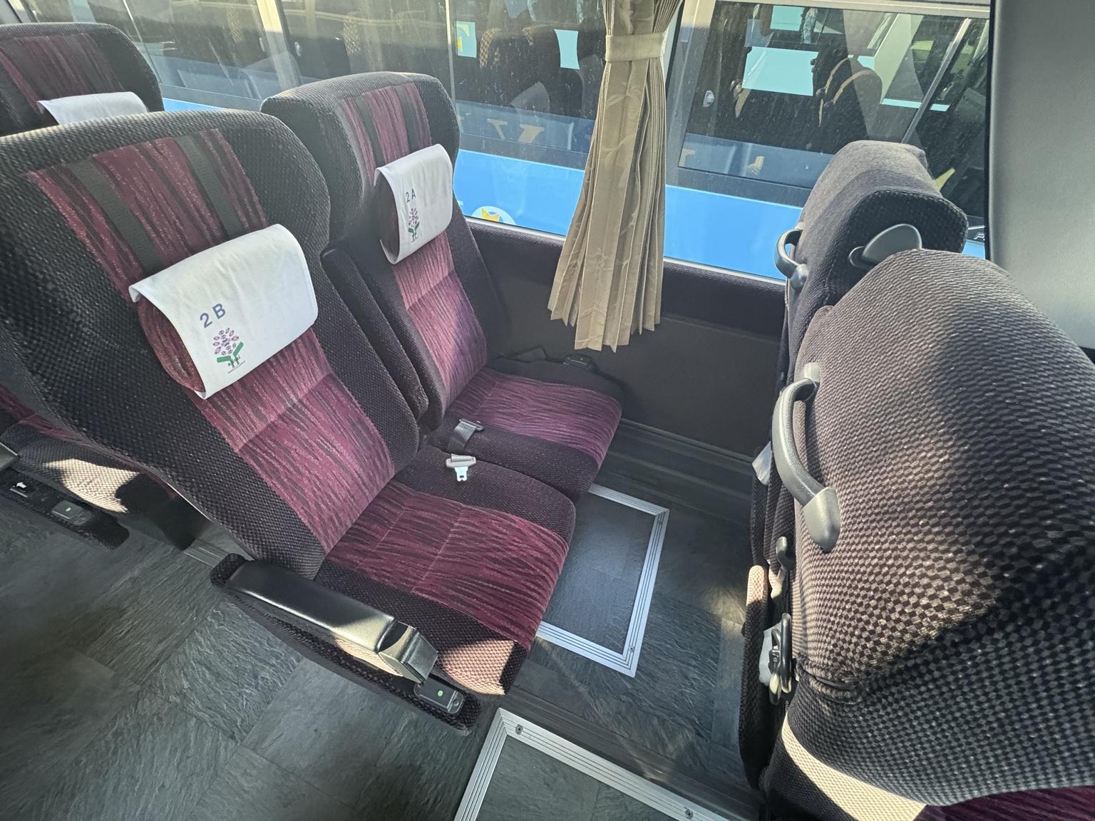 座位會比一般的旅遊巴更闊近大座椅更舒適
每個座位均設有USB充電