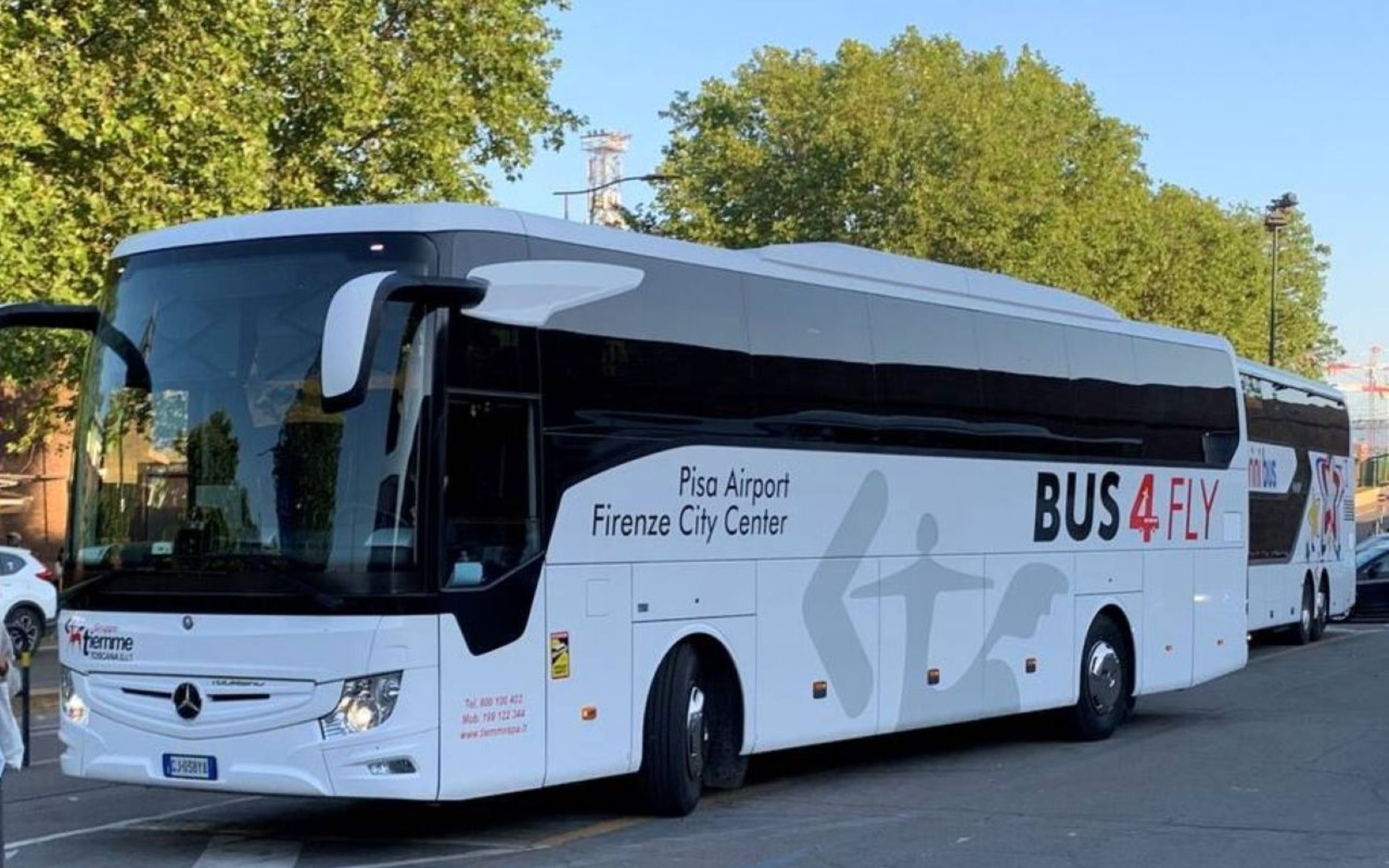 搭乘我們現代化的 Bus4Fly 接駁車，輕鬆往返比薩機場和佛羅倫斯，享受舒適旅程