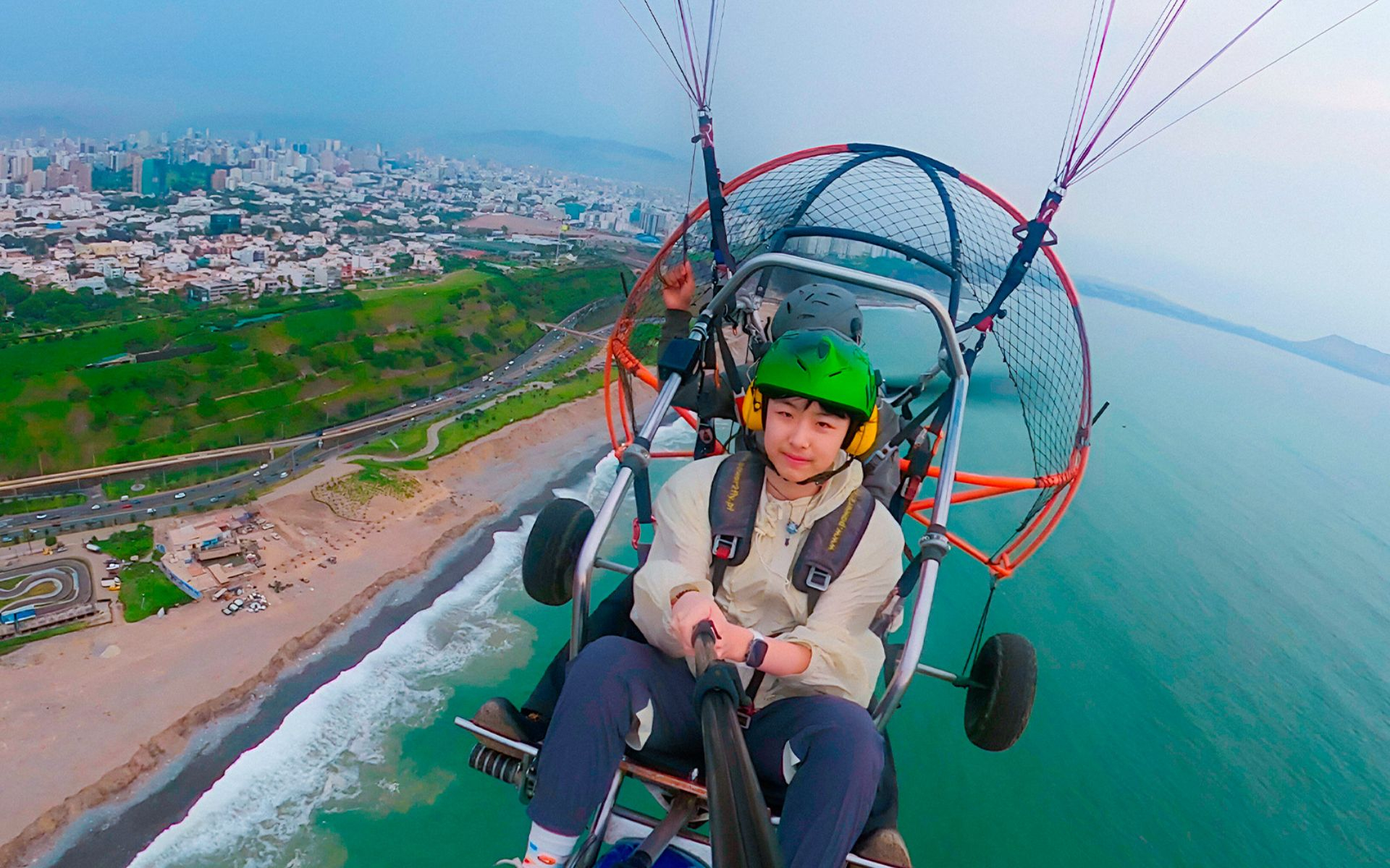 沿著利馬標誌性的綠色海岸 (Costa Verde),滑翔於懸崖、沙灘和海浪之上,盡享壯麗景色。 沿著利馬標誌性的綠色海岸 (Costa Verde),滑翔於懸崖、沙灘和海浪之上,盡享壯麗景色。