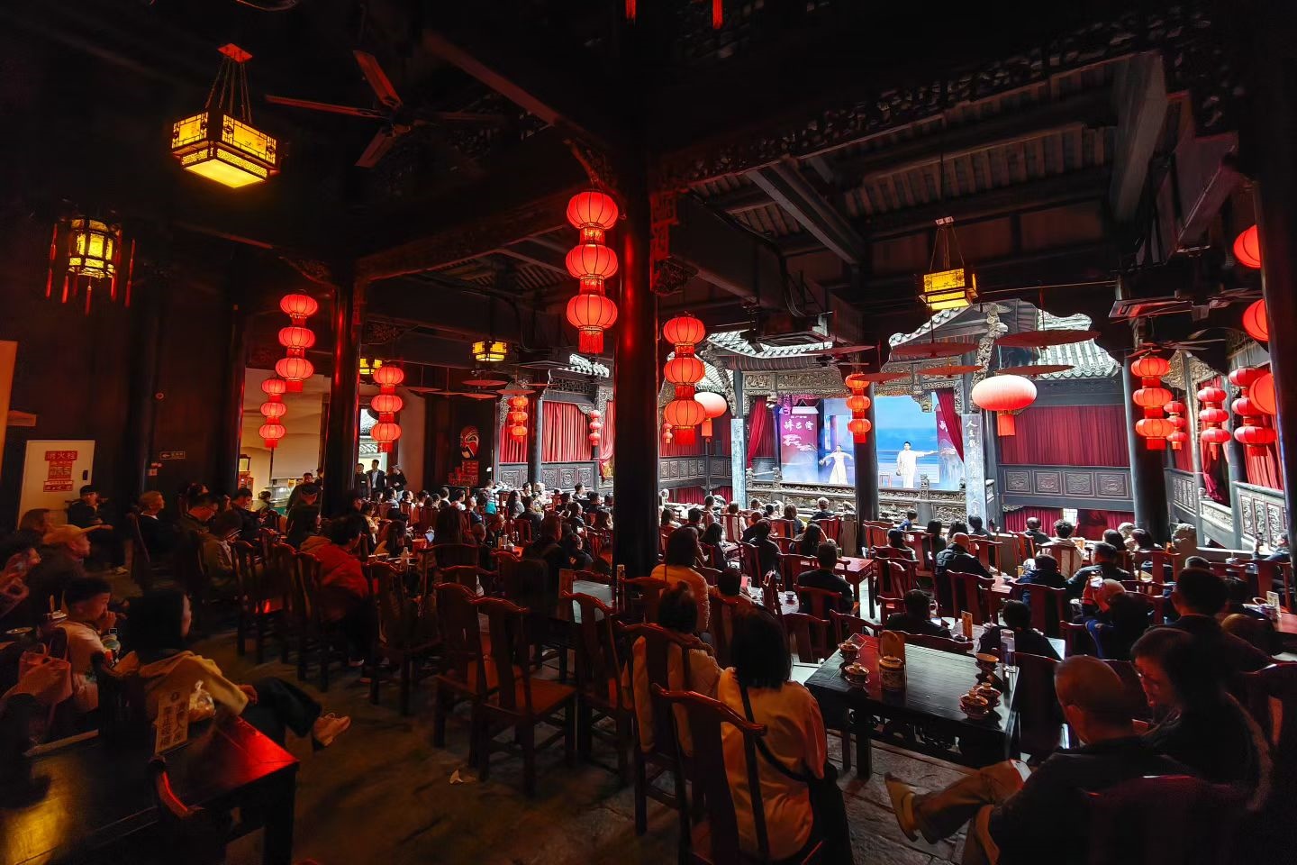 依託 “湖廣填四川” 的歷史底蘊，會館將非遺從陳列變為可觸摸的體驗，成為文化愛好者的必訪地