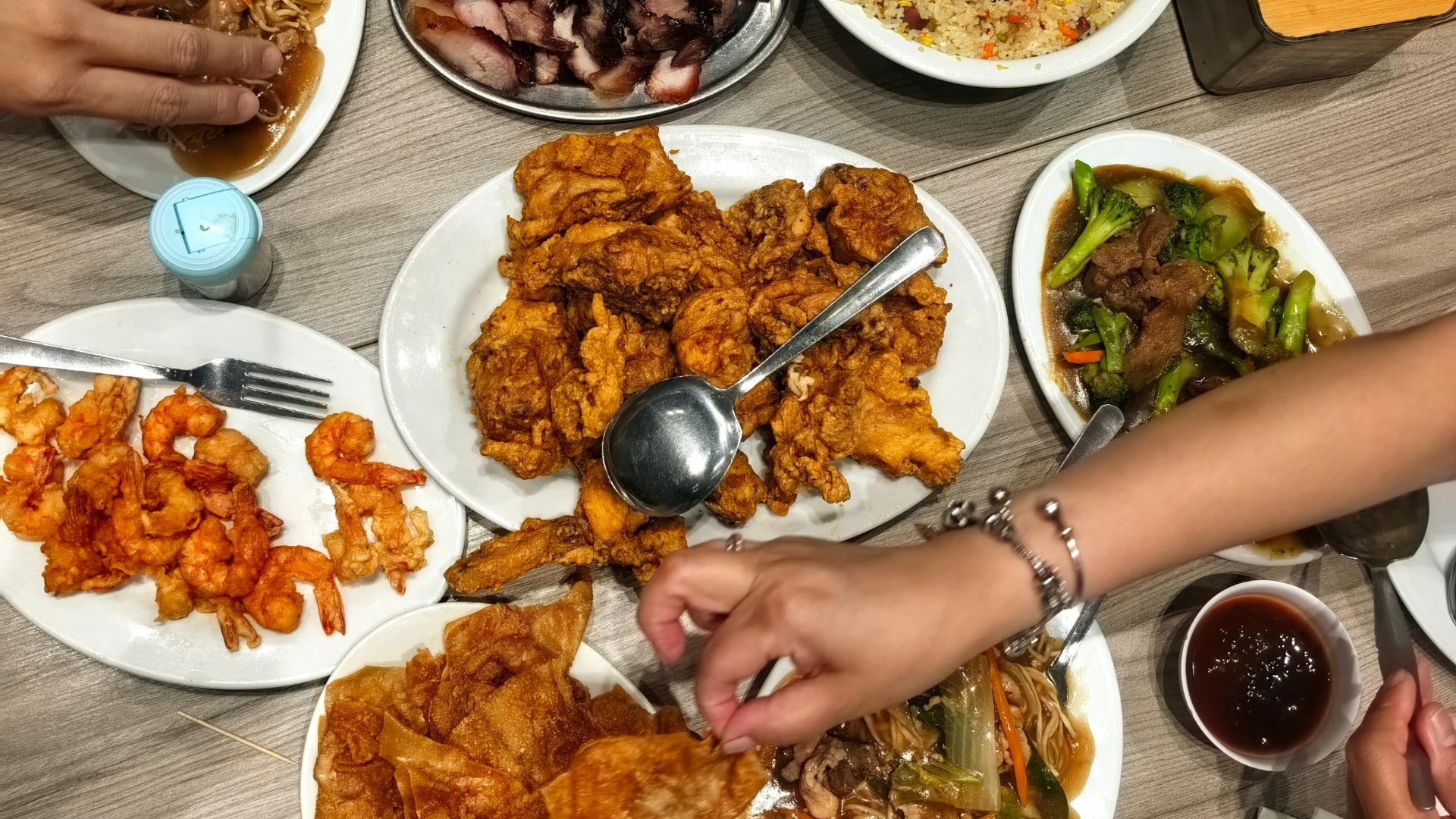 在此，文化透過餐桌分享。