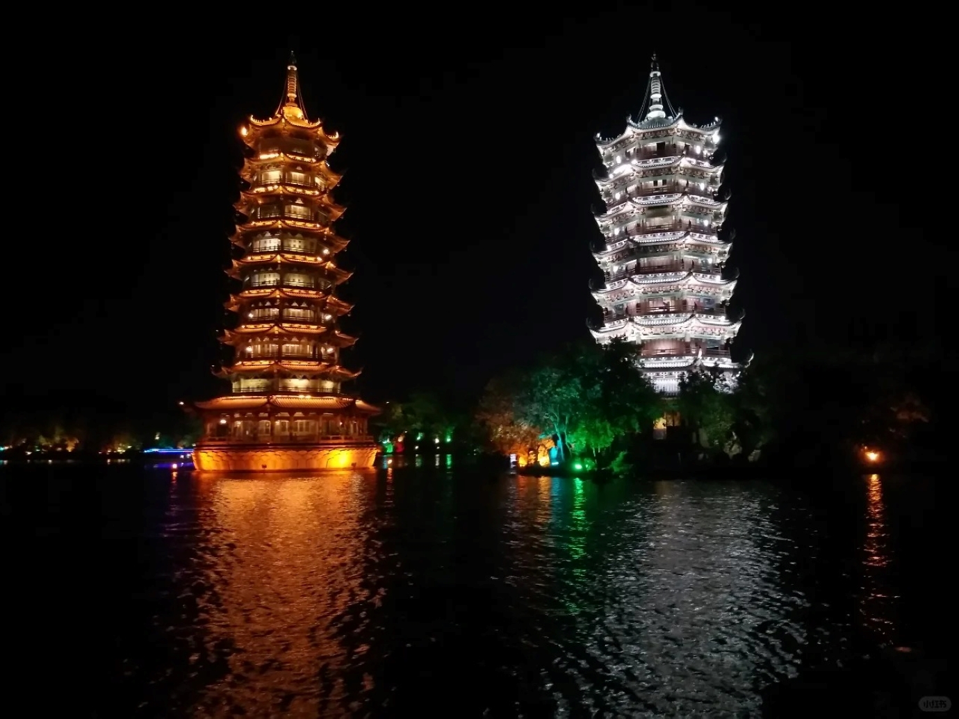 無論是白天的清新秀麗，還是夜晚的燈火輝煌，這裡都能給人留下難以忘懷的美好記憶，是每一位到訪桂林的遊客不容錯過的絕佳景點