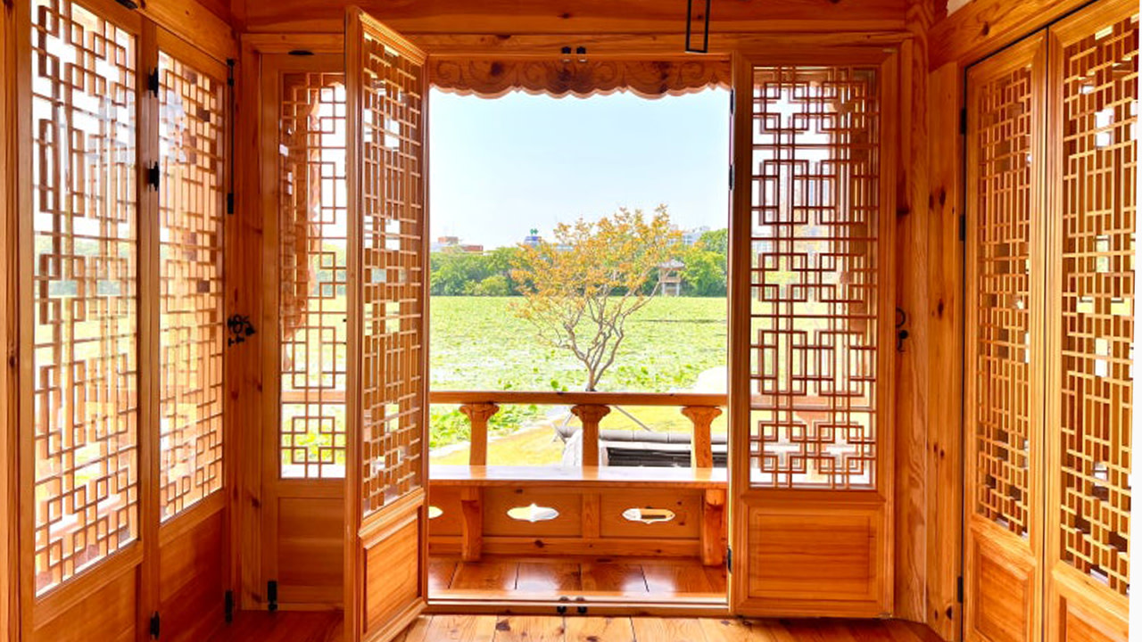 橋樑與蓮花池的完美倒影,是絕佳的拍照打卡點。 橋樑與蓮花池的完美倒影,是絕佳的拍照打卡點。