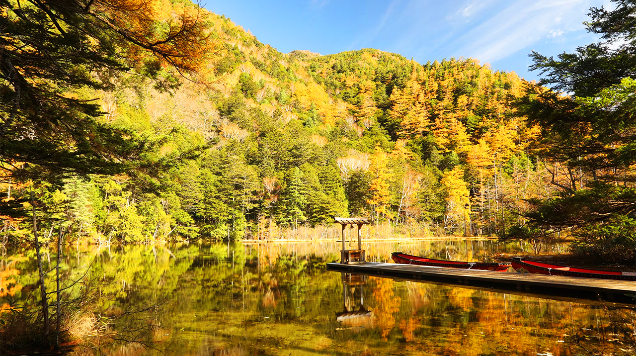 Explore the 5.6-kilometer advanced trail and immerse yourself in the beauty of the tranquil lake and quiet mountains