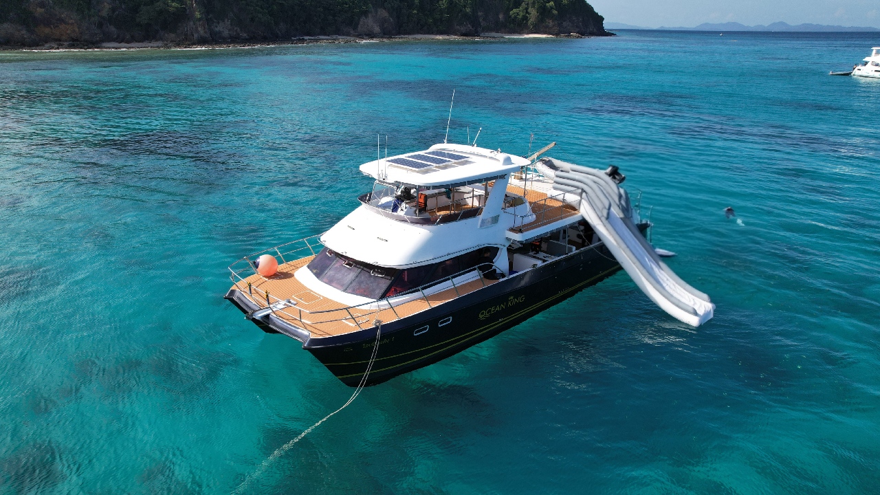 遊艇寬敞、平穩、舒適——不擁擠。
保證您擁有尊貴專屬的旅程！