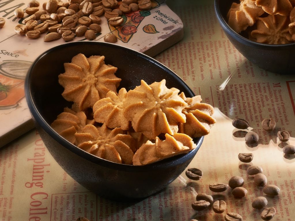 咖啡愛好者們歡呼吧！您熟悉的咖啡少甜 (Kopi Siew Dai) 被包裹在充滿奶油香氣的餅乾中，每天都能讓您精神煥發！每一口都能讓您像喝到一杯香濃的爪哇咖啡般提神！