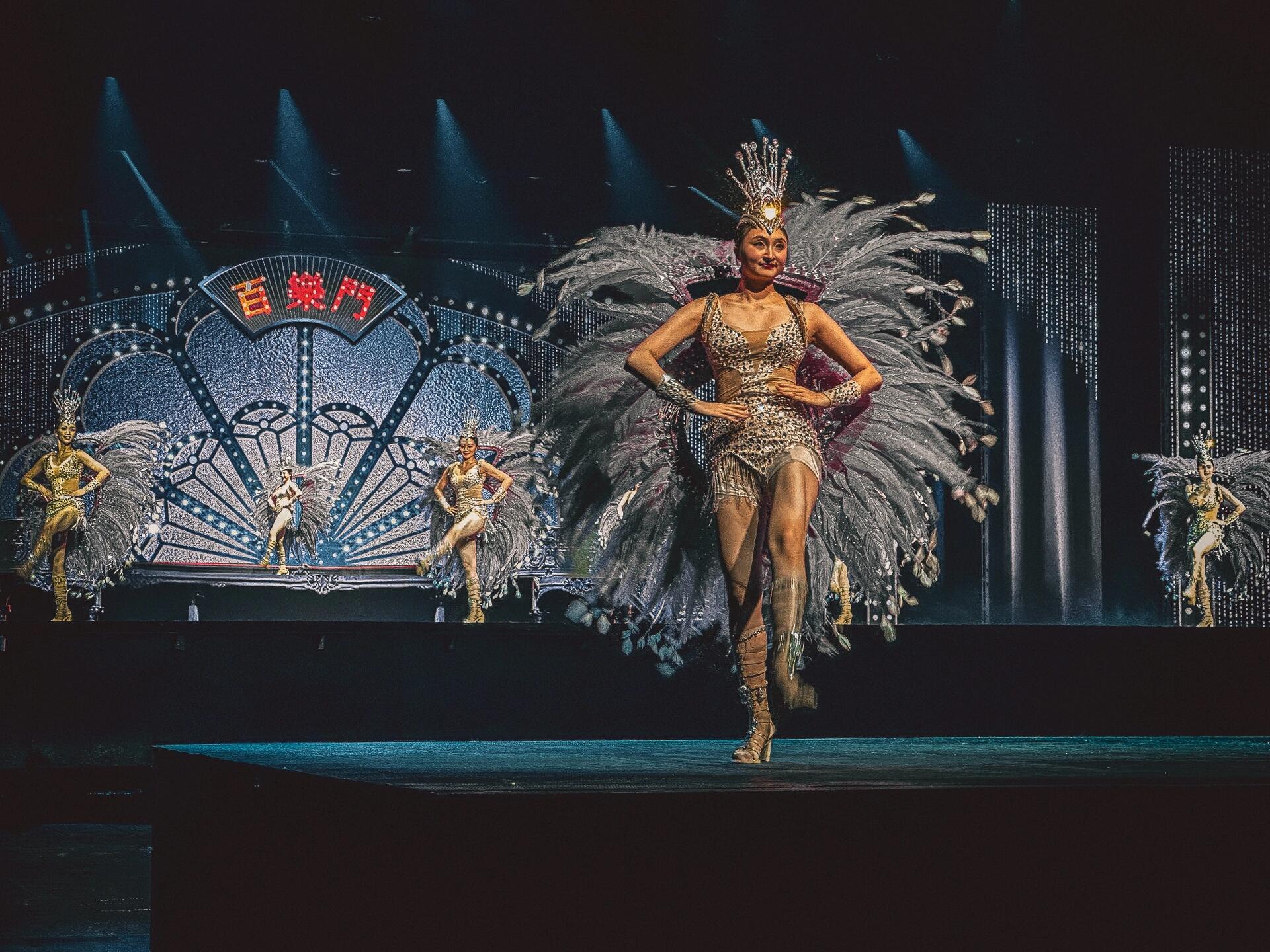 The superb performances of the actors, coupled with the stunning sound, light and electricity special effects, vividly interpret Shanghai's red culture, Shanghai culture and Jiangnan culture, allowing people to deeply appreciate the past and present of th