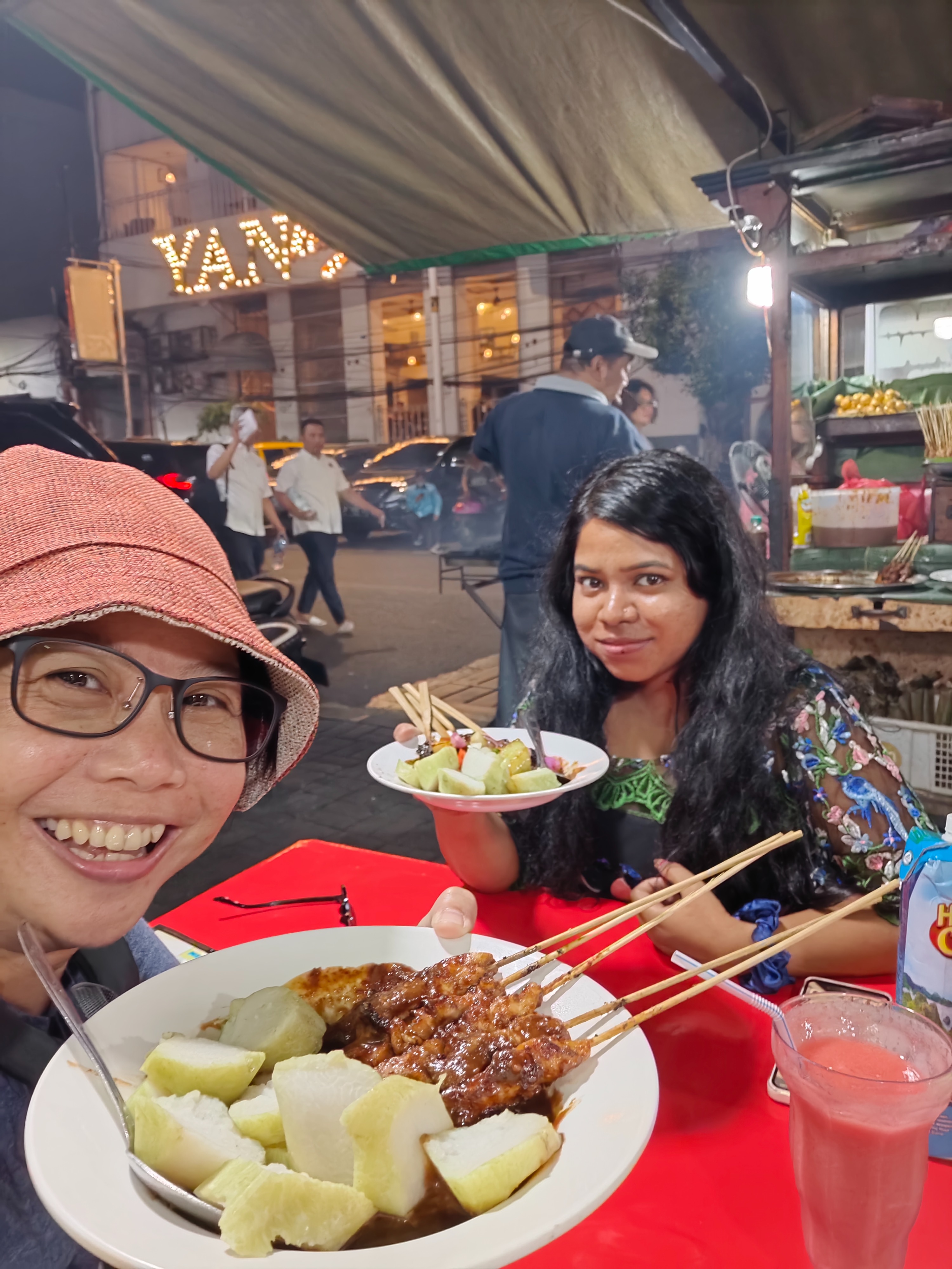 搭乘捷運體驗雅加達街頭美食