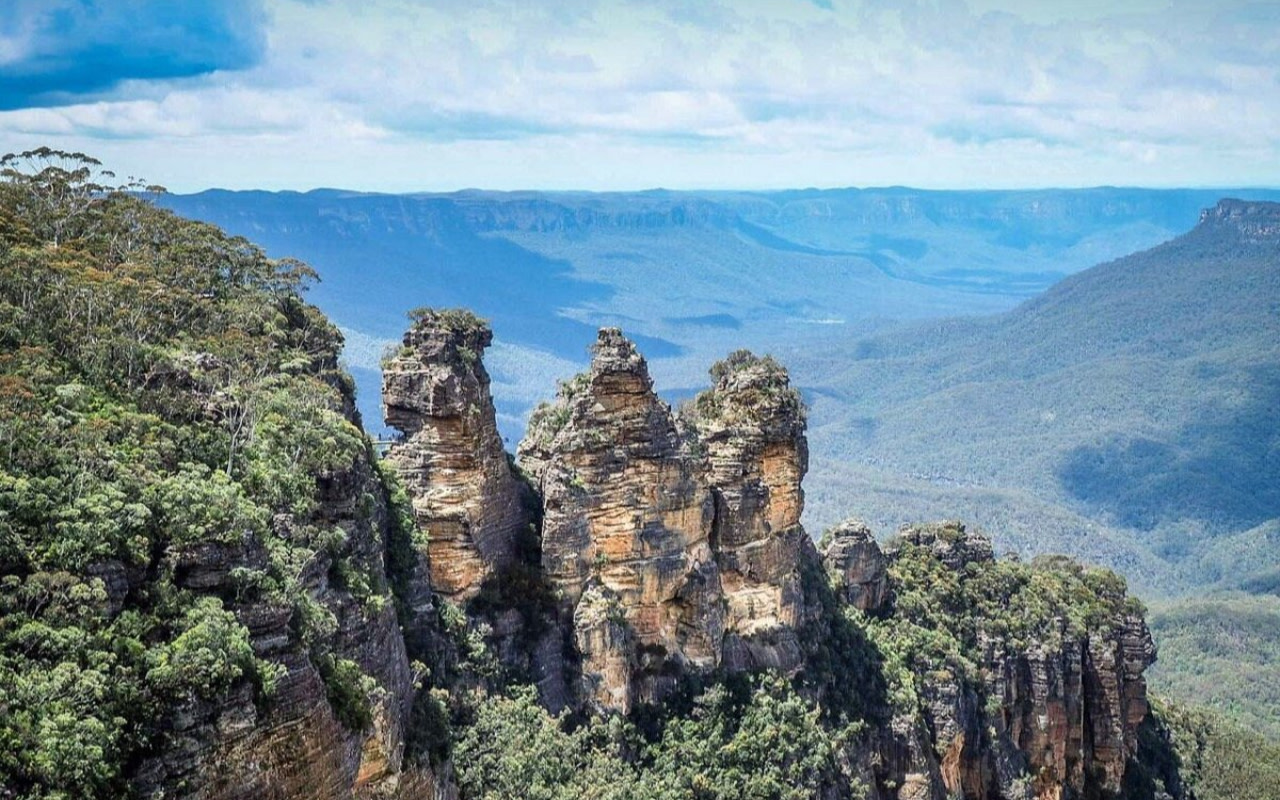 石橋巧妙地穿梭於園林景觀之中，為花園增添了魔幻般的氛圍。