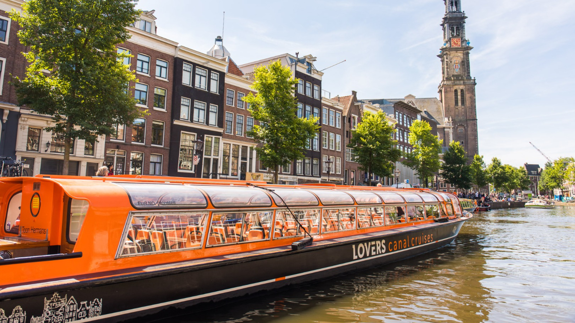 在水壩廣場附近上船，盡情享受這趟風景如畫的城市探險之旅