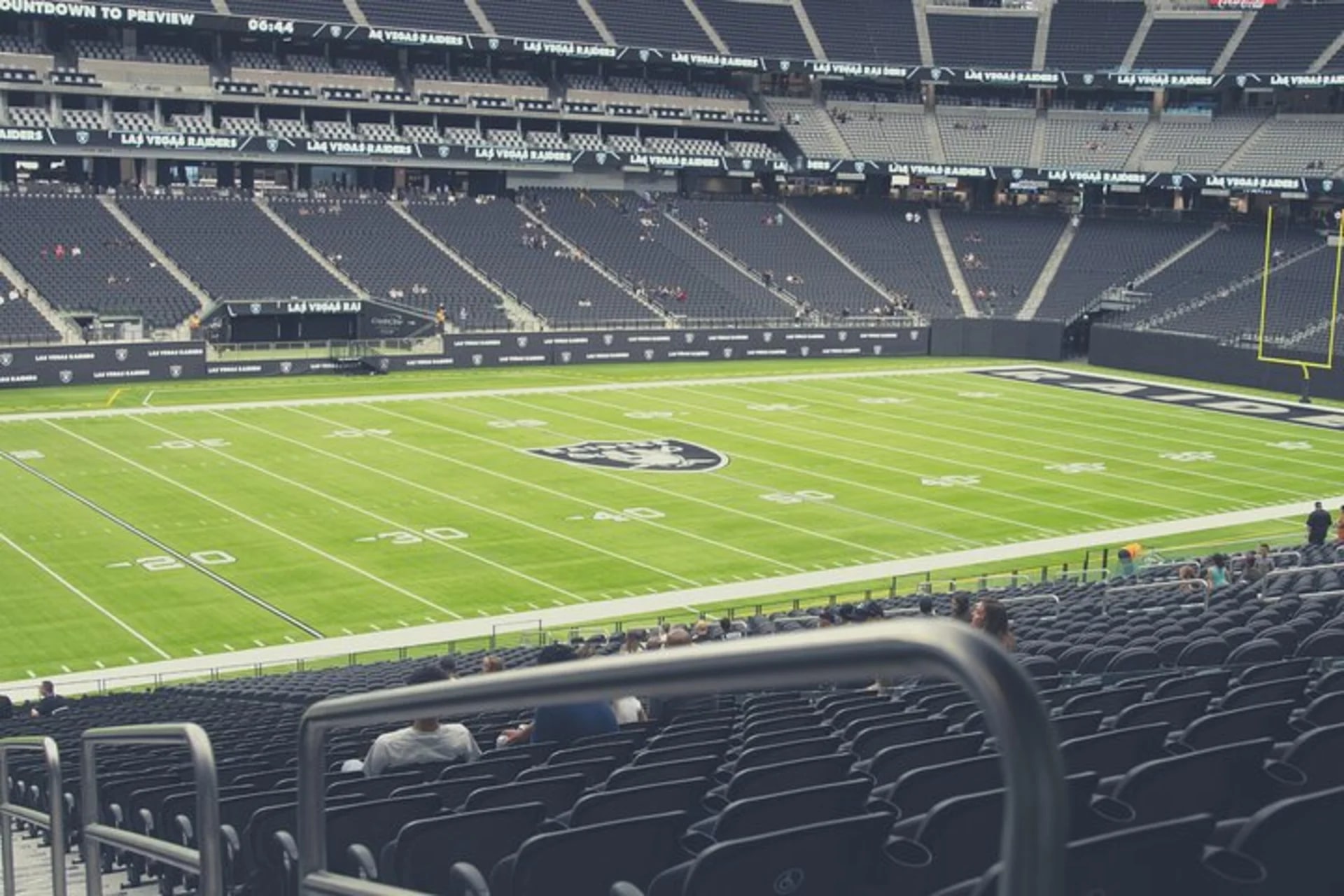 拉斯維加斯突襲者足球隊比賽（Allegiant Stadium）
