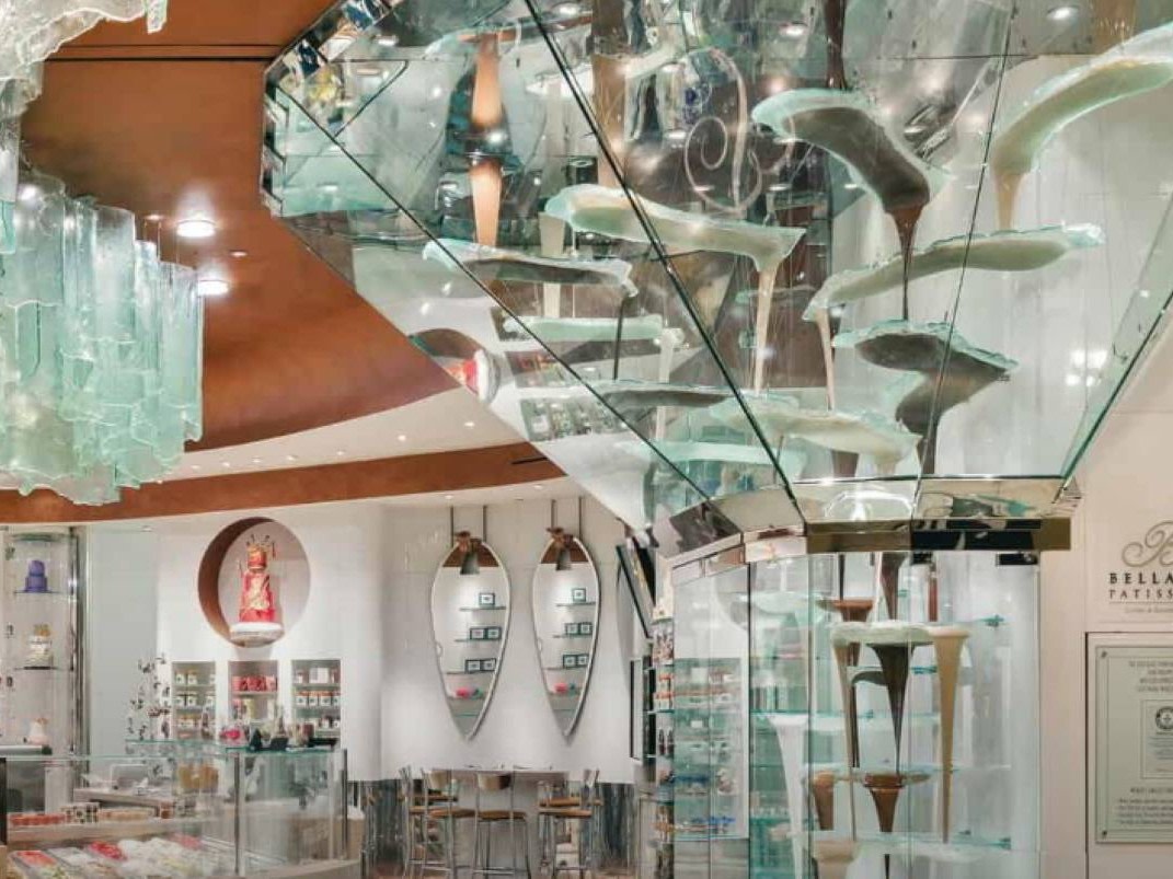 驚嘆於全球最大的巧克力噴泉，8 公尺高的壯觀美食巧克力瀑布傾瀉而下。