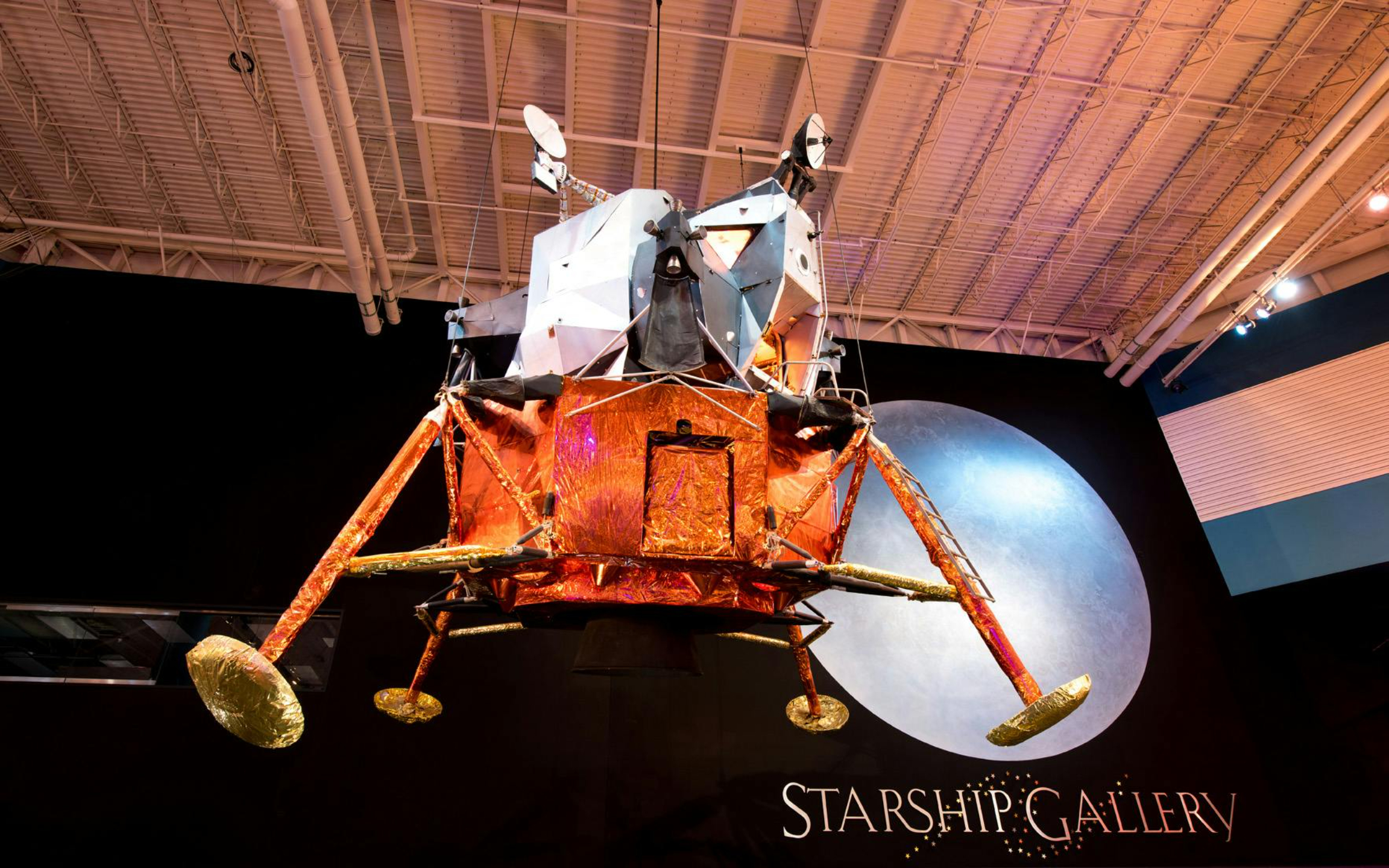 航天飛機在藍色星球上方的外太空環繞地球運行。