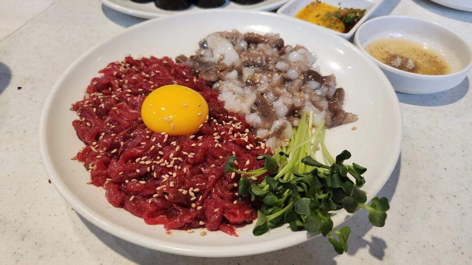Seoul: Palace, Temple and Market Guided Foodie Tour at Night