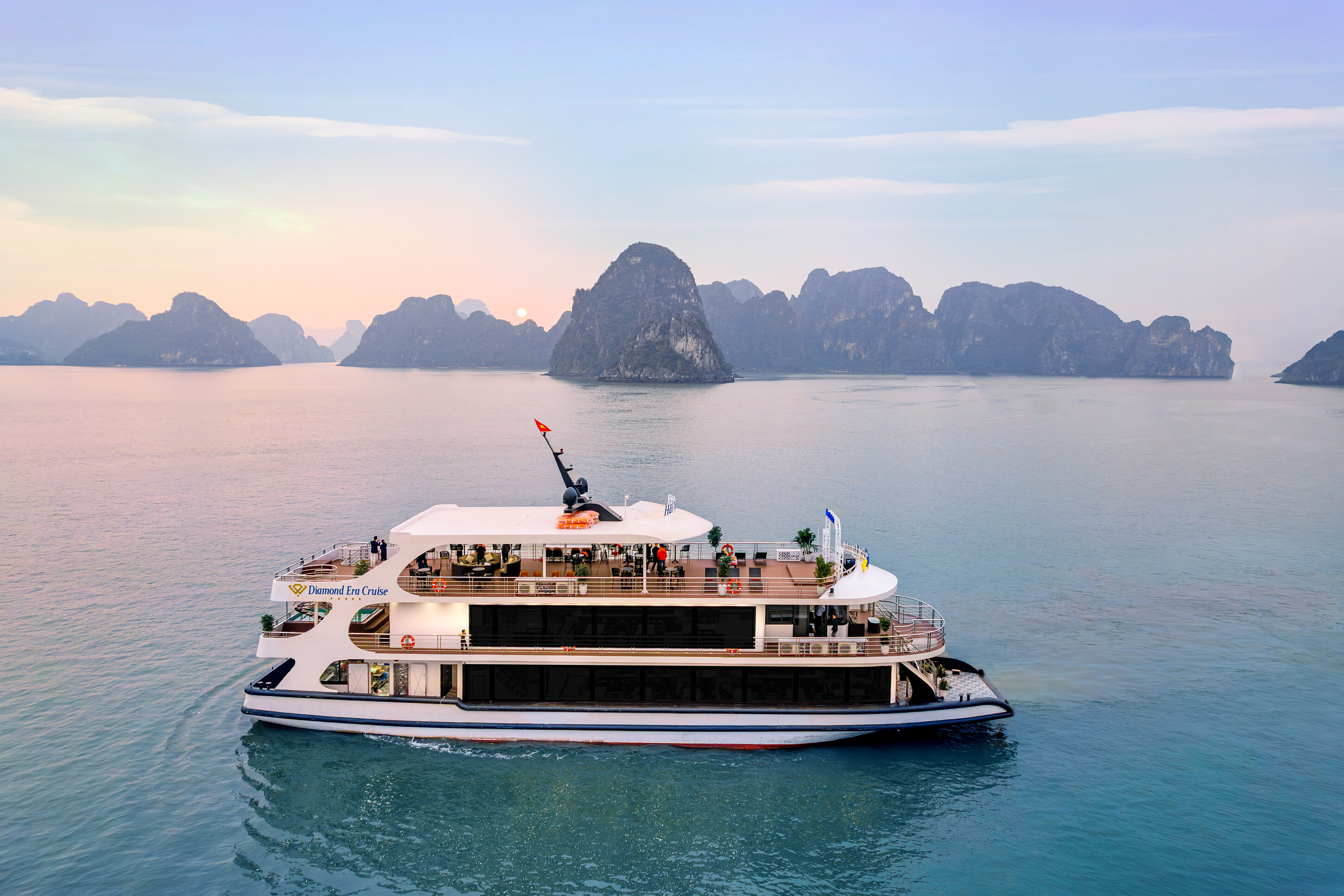 這艘遊輪最多可容納 130 位賓客，擁有三層甲板設計、兩層寬敞的餐廳甲板、一個按摩浴缸，以及一個可欣賞壯麗日落的觀景甲板。