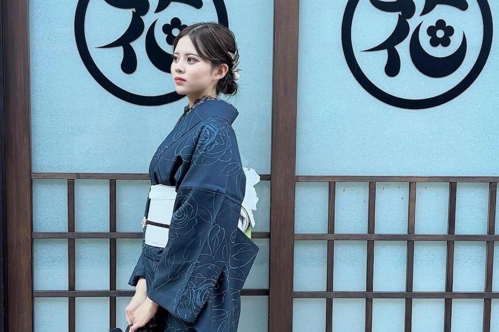 根據您來訪的時間，我們將展出和服或浴衣。浴衣是清涼的日式服裝，非常適合夏季穿著。