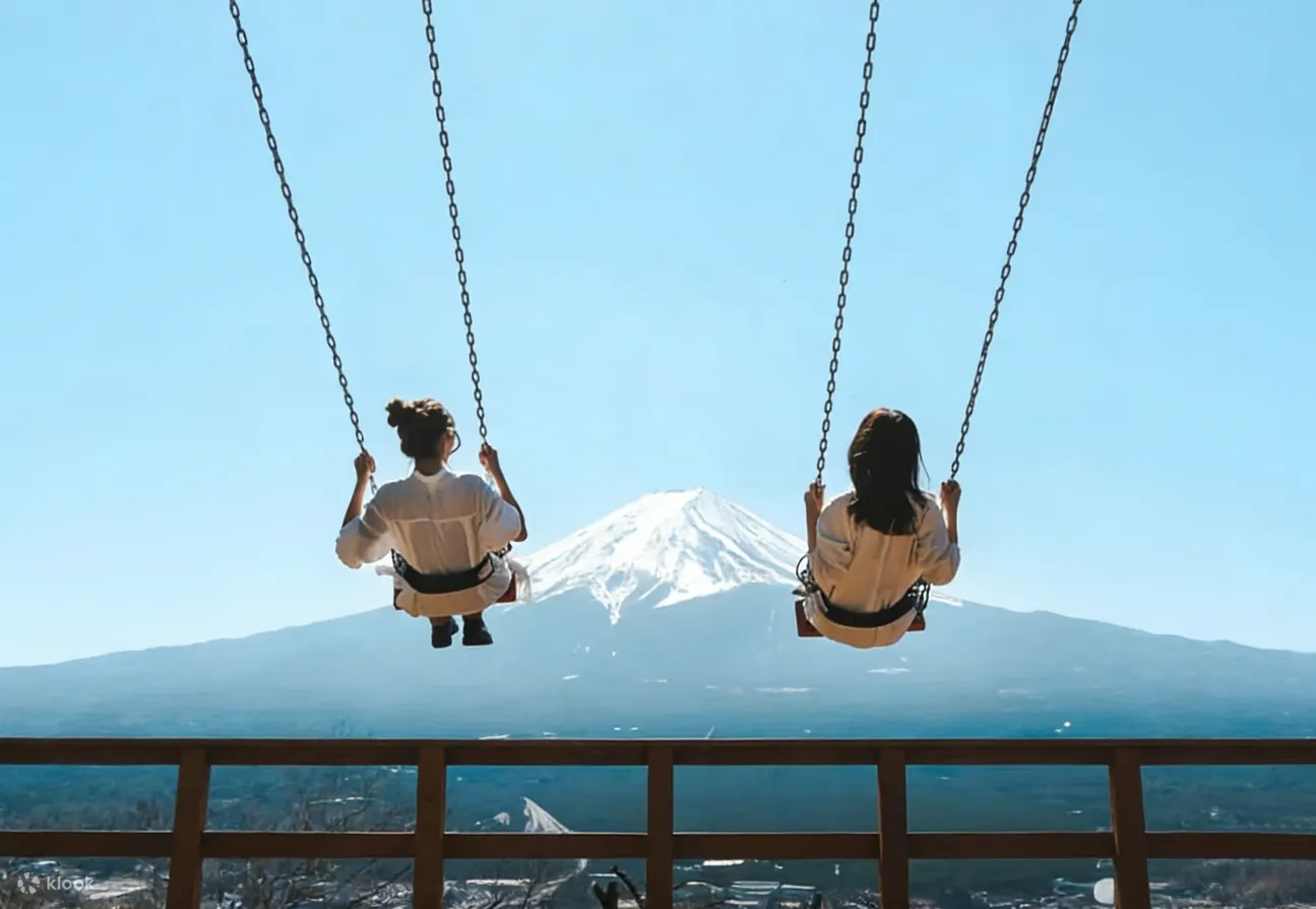 河口湖天上山公園｜打卡爆款，盪出瞬間，富士山與湖水同框，日系大片感十足；