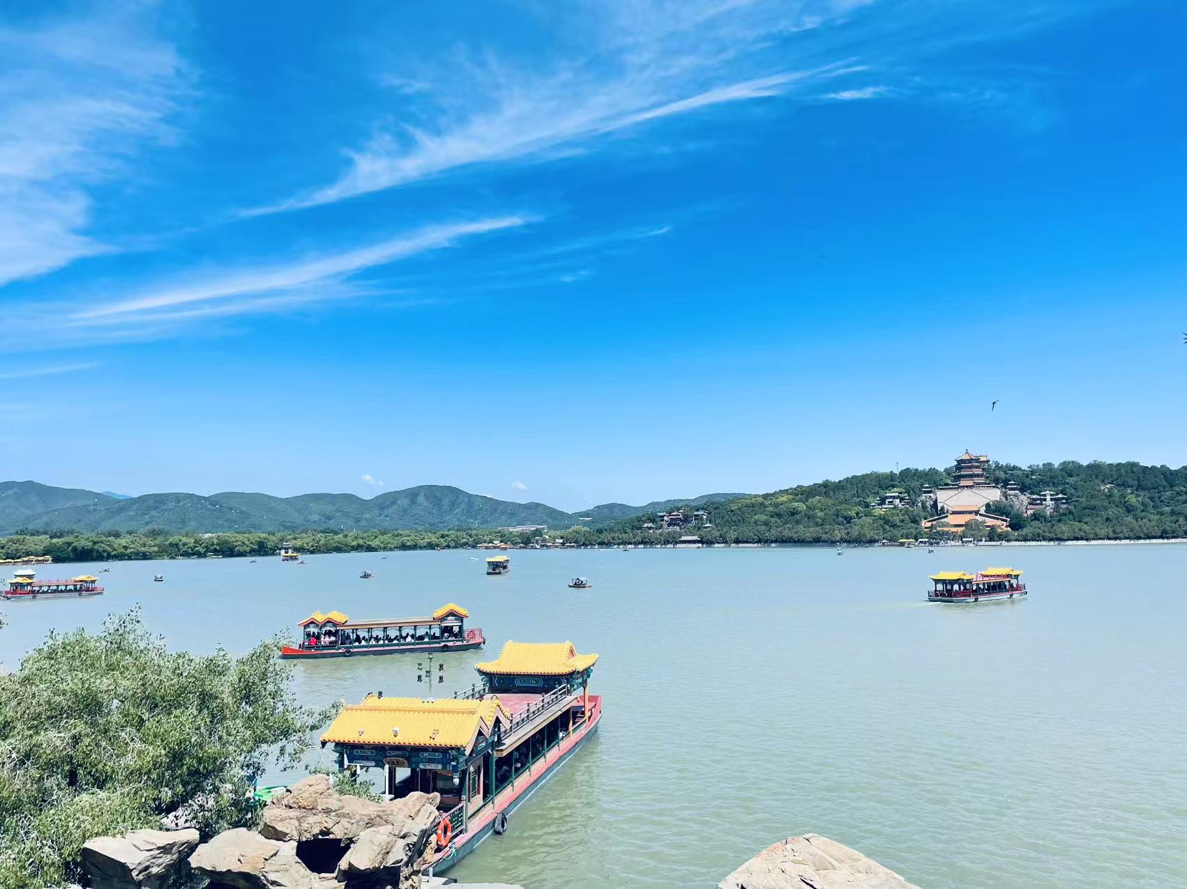 從長城的豪邁壯闊中抽身，帶著滿滿的回憶與些許疲憊，您將移步至當地一家獨具特色的餐館。這裡瀰漫著誘人的香氣，一道道精心烹製的佳餚陸續上桌。品嚐著地道的美食，味蕾在舌尖上盡情舞動，每一口都是對當地風味的極致體驗，讓您在美食的慰藉中迅速恢復活力。享用完這頓令人滿足的午餐後，您的旅程仍在繼續。接下來，您將前往那素有“皇家園林博物館”美譽的頤和園。它宛如一顆璀璨的明珠，被視作中國最美麗的園林之一。園內湖光山色，亭臺樓閣錯落有致，每一處景緻都似精心雕琢的畫卷，正等待著您去細細品味其中的詩意與韻味。