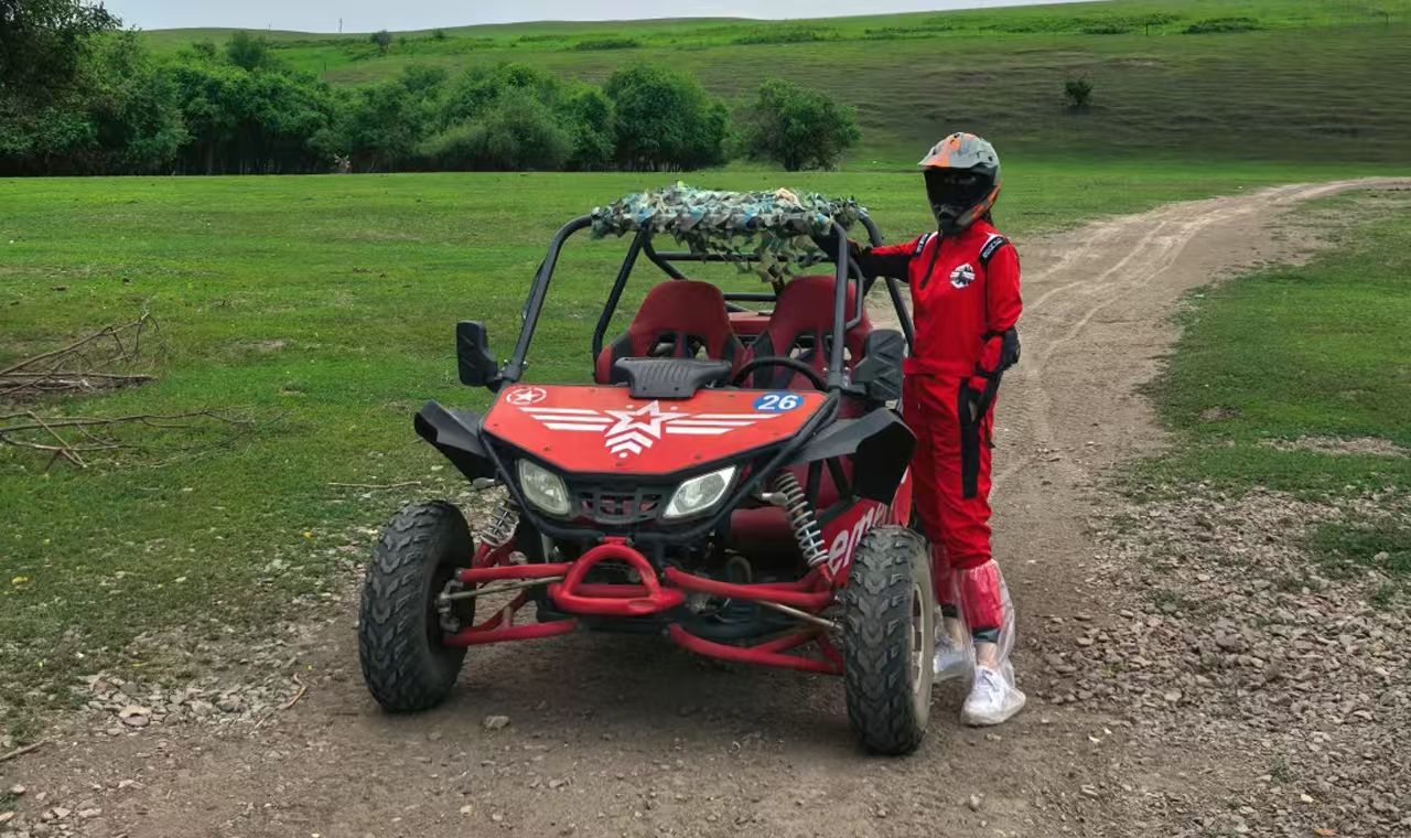 換上專業護具,跨上 300CC 大排量 ATV/UTV,在教練的帶領下,從基地出發,一頭扎進原始叢林秘境。 換上專業護具,跨上 300CC 大排量 ATV/UTV,在教練的帶領下,從基地出發,一頭扎進原始叢林秘境。