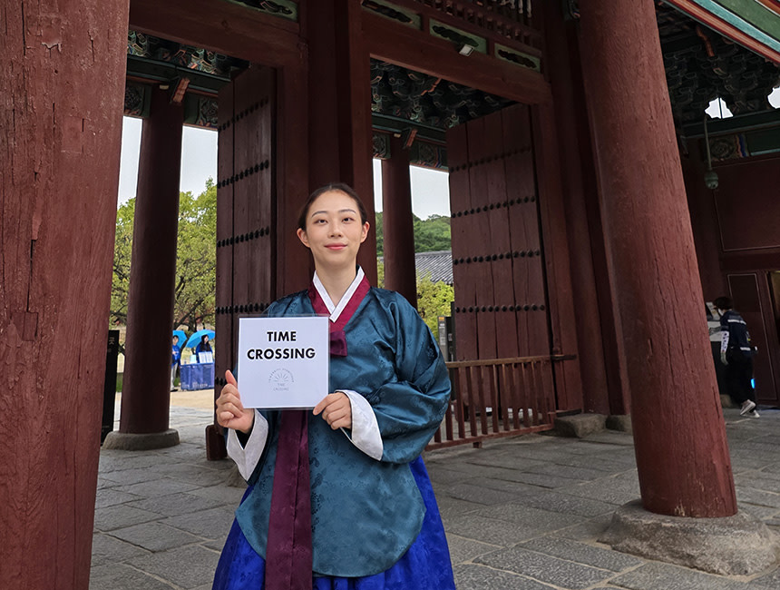 身著宮廷服飾的導遊講解昌慶宮 身著宮廷服飾的導遊講解昌慶宮