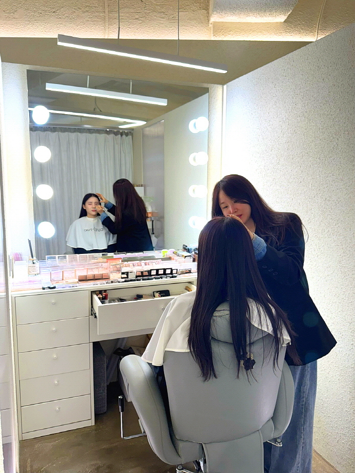 提供時下最流行的偶像風格髮型與妝容趨勢。諮詢時,您可以出示您喜歡的偶像造型照片,過程中也允許拍照,但請注意不要影響服務進行。 提供時下最流行的偶像風格髮型與妝容趨勢。諮詢時,您可以出示您喜歡的偶像造型照片,過程中也允許拍照,但請注意不要影響服務進行。