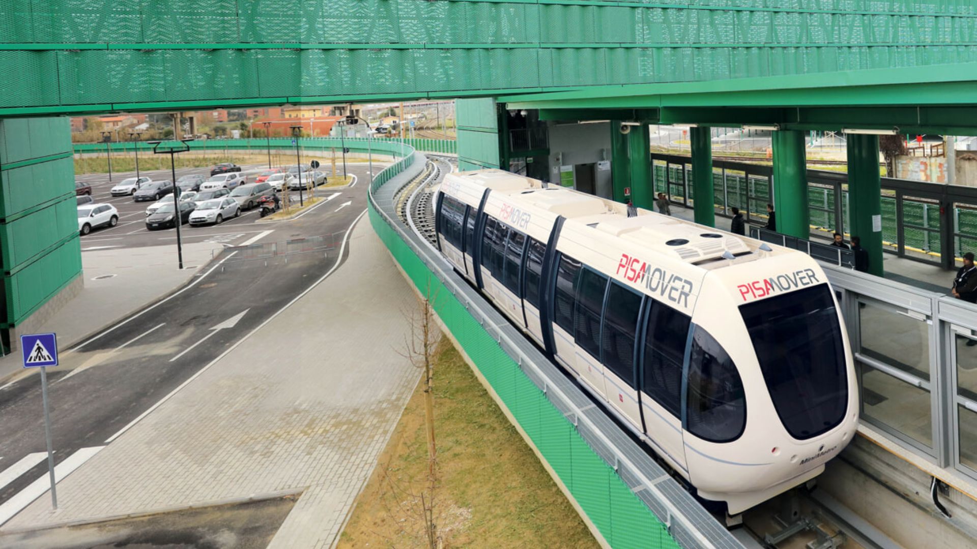 比薩國際機場 (Pisa International Airport) - 乘坐比薩移動系統 (Pisamover) 前往中央火車站 (Central Railway Station)