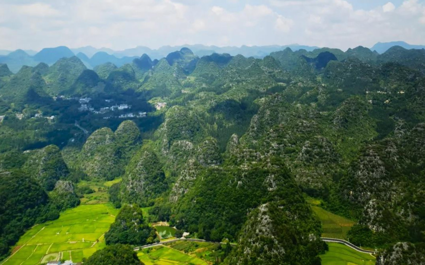 Xingyi Maling River + Ten Thousand Peak Forest + Ten Thousand Peak Lake Two-Day Tour