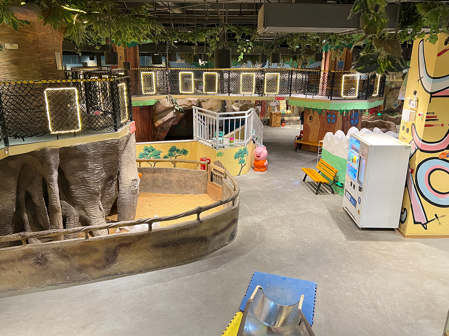 Shenzhen WOWO cute pet paradise (Baoan Daqianli store) can be touched, hugged and fed