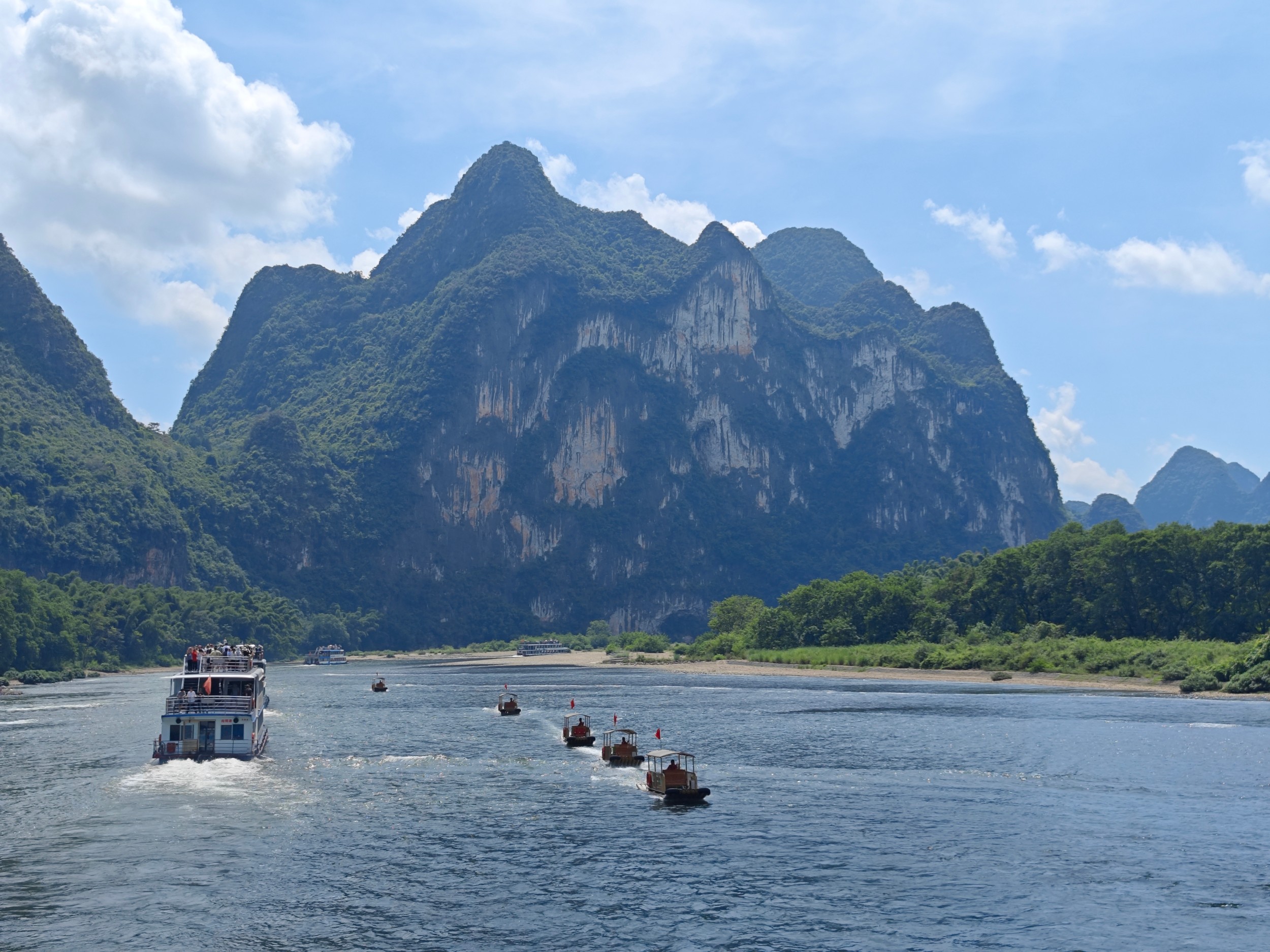 【九馬畫山】是大自然億萬年千雕萬鑿的傑作，巖壁上九匹駿馬奔騰躍動，光影流轉間宛如活畫，傳說辨出九馬者高中狀元。