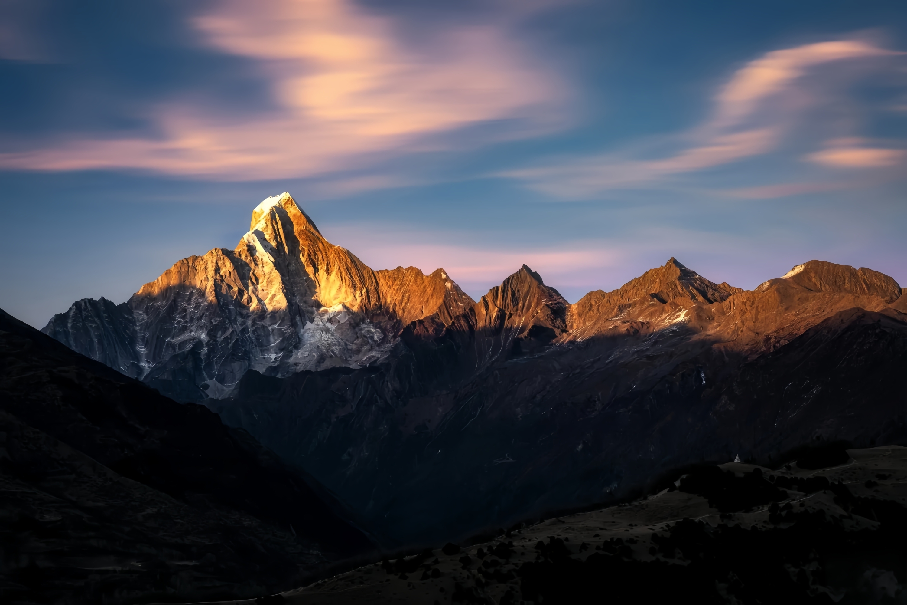 粉紫雲海漫過四姑娘山,日照金山剎那,山川都成了神明的饋贈 粉紫雲海漫過四姑娘山,日照金山剎那,山川都成了神明的饋贈