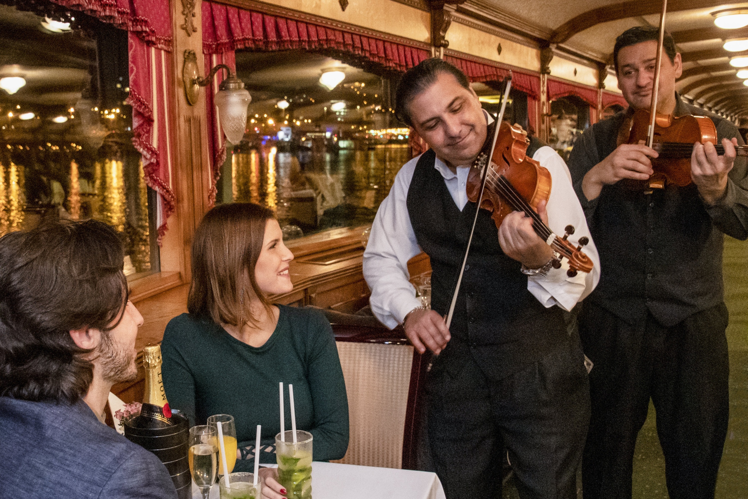 Budapest Dinner Cruise Tour with Live Music and Folk Dance Show