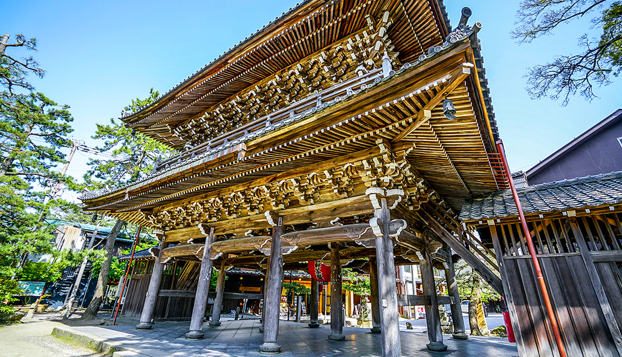 Chion-ji Temple enshrines Kirito Manjusri Bodhisattva, who is in charge of wisdom, and prays for smooth academic studies, similar to the Emperor Wenchang of Cang. The gate of Chion-ji Temple is the largest gate in Tango. What is special here is the fan-sh
