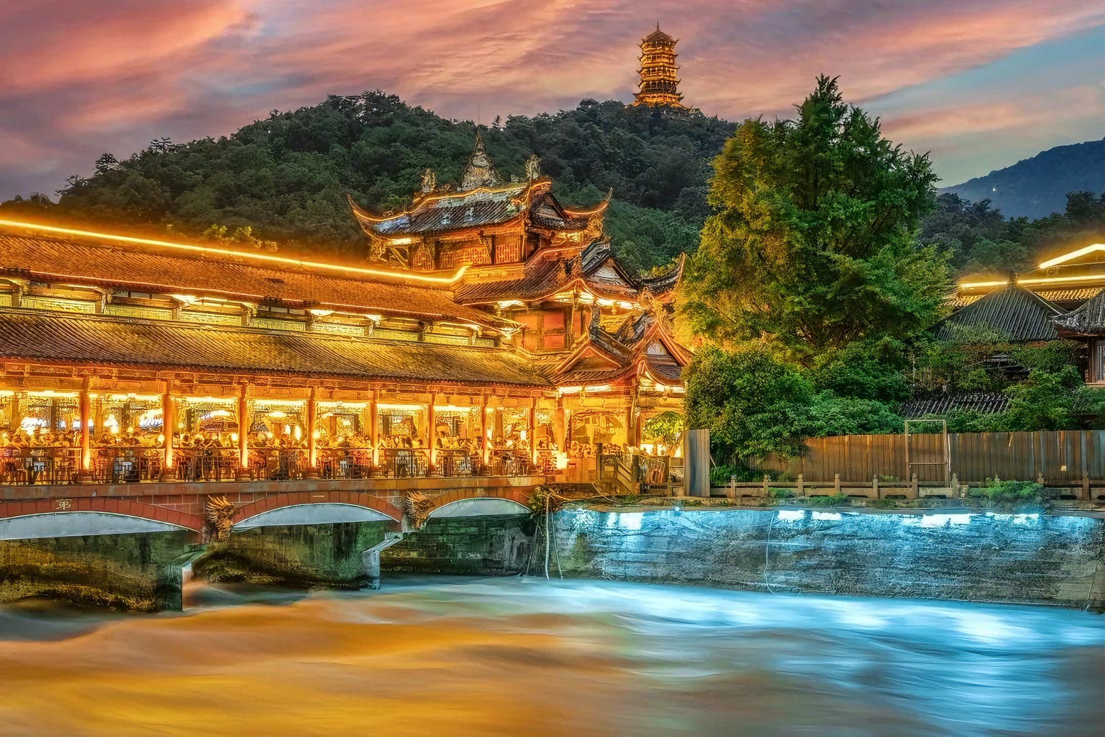 都江堰風景區:都江堰是當今世界年代久遠、唯一留存、以無壩引水為特徵的宏大水利工程。它充分利用當地西北高、東南低的地理條件,根據江河出山口處特殊的地形、水脈、水勢,乘勢利導,無壩引水,自流灌溉,使堤防、分水、洩洪、排沙、控流相互依存,共為體系,保證了防洪、灌溉、水運和社會用水綜合效益的充分發揮。 都江堰風景區:都江堰是當今世界年代久遠、唯一留存、以無壩引水為特徵的宏大水利工程。它充分利用當地西北高、東南低的地理條件,根據江河出山口處特殊的地形、水脈、水勢,乘勢利導,無壩引水,自流灌溉,使堤防、分水、洩洪、排沙、控流相互依存,共為體系,保證了防洪、灌溉、水運和社會用水綜合效益的充分發揮。