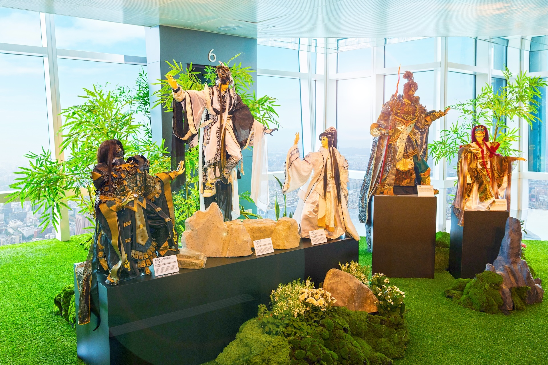 《超越偶超越巔峰》主展區金光布袋戲空景