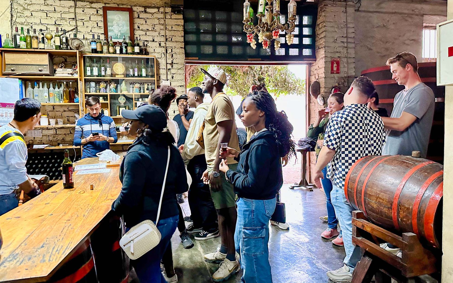 與其他旅客一同深入當地酒莊，享受道地的品酒體驗。