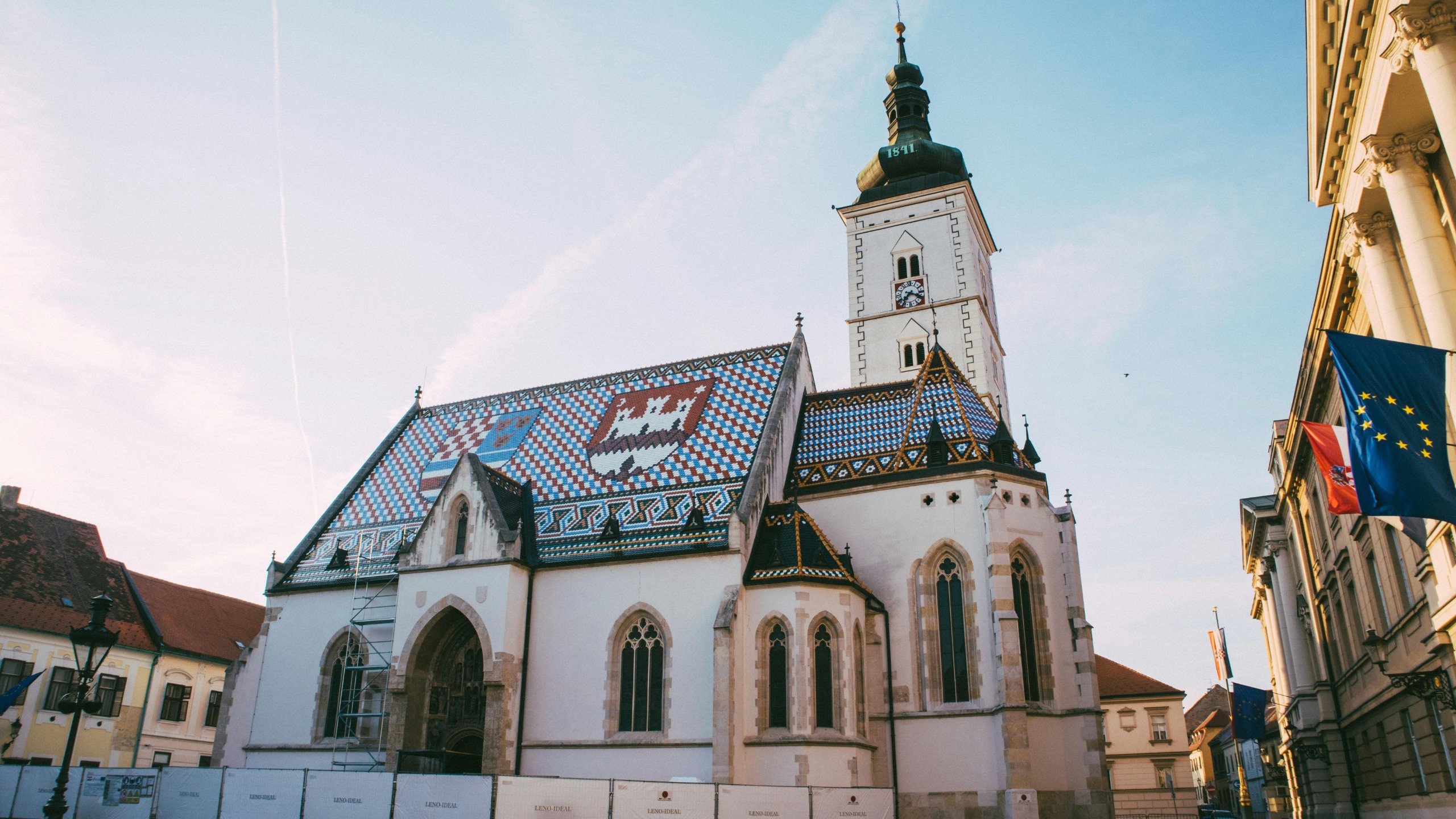 聖馬可教堂 (St. Mark's Church) 擁有標誌性的彩色磁磚屋頂，是庫爾 (Zagreb) 豐富歷史文化和優雅建築的象徵。