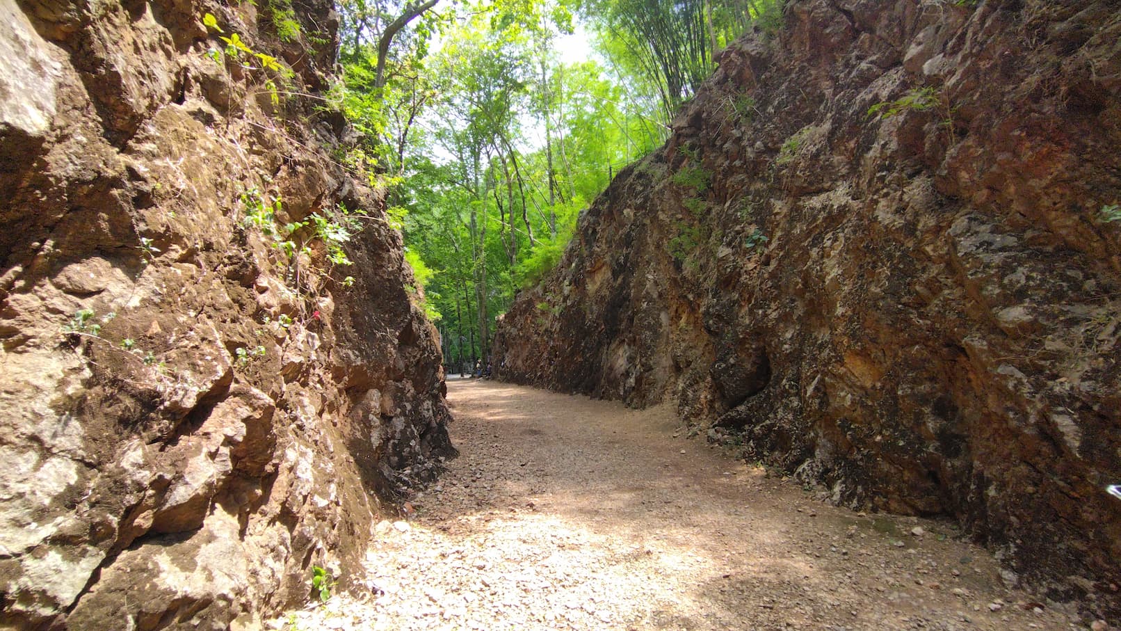從曼谷出發：死亡鐵路和地獄火通道（含午餐）