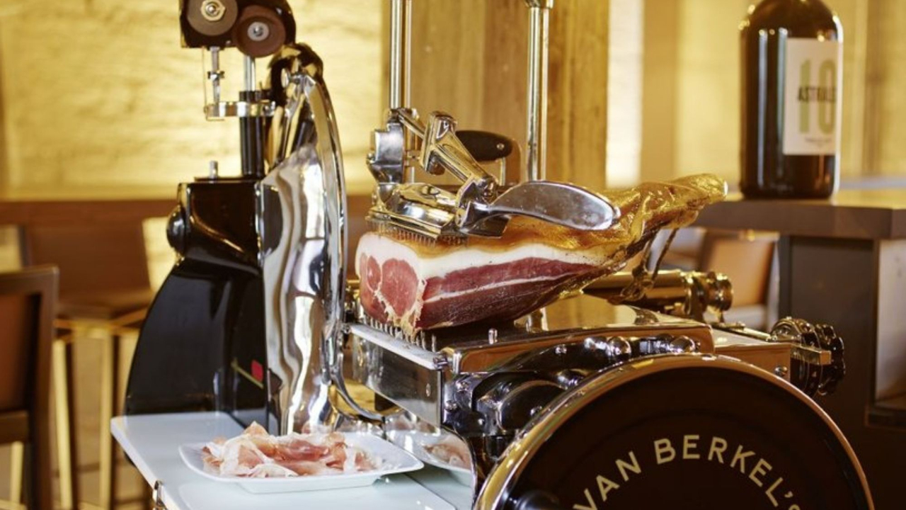 Take in Bern’s architectural beauty while pausing for delicious refreshments