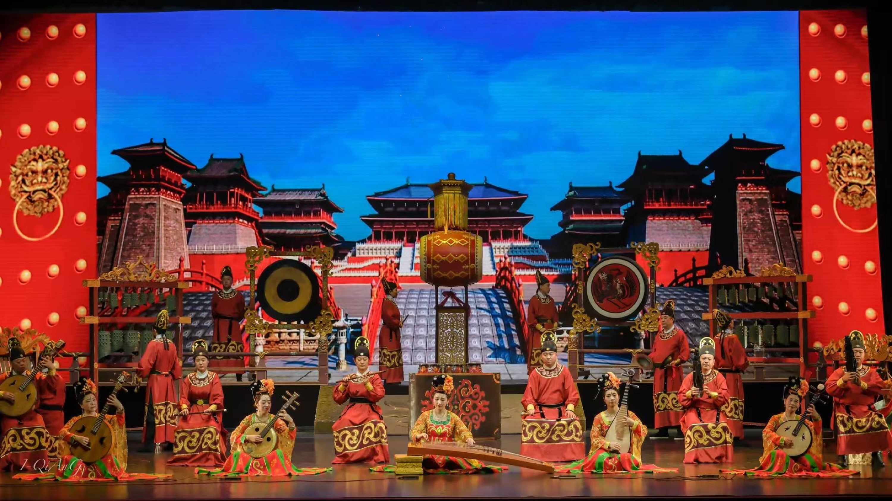 舞臺呈現仿效唐代樂舞所獨具的形制、曲目、風格、韻律,以增強樂舞藝術的形式美、儀典感 舞臺呈現仿效唐代樂舞所獨具的形制、曲目、風格、韻律,以增強樂舞藝術的形式美、儀典感