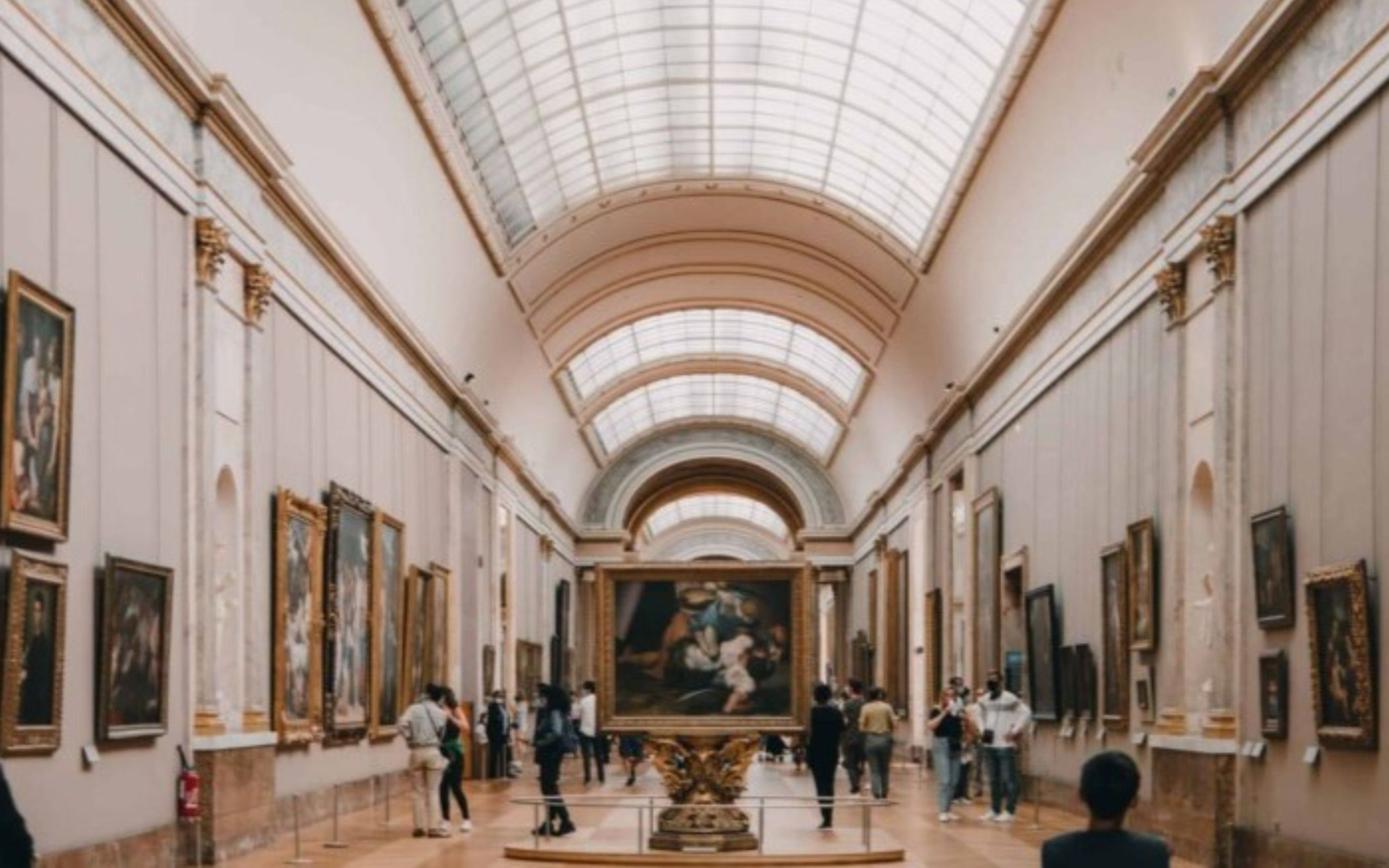 在羅浮宮探索從古代到現代的浩瀚藝術珍藏，所有傑作盡收眼底。