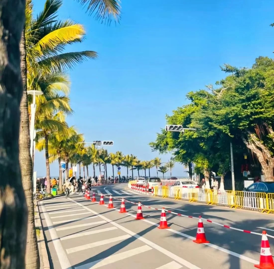 情侶路:珠海標誌性的海濱觀光長廊,全長約28公里。道路一側是開闊的海景,另一側為蔥鬱的綠化帶,適合散步、騎行或駕車遊覽。沿途串聯珠海漁女、愛情郵局等知名地標,並可遠眺港珠澳大橋。 情侶路:珠海標誌性的海濱觀光長廊,全長約28公里。道路一側是開闊的海景,另一側為蔥鬱的綠化帶,適合散步、騎行或駕車遊覽。沿途串聯珠海漁女、愛情郵局等知名地標,並可遠眺港珠澳大橋。