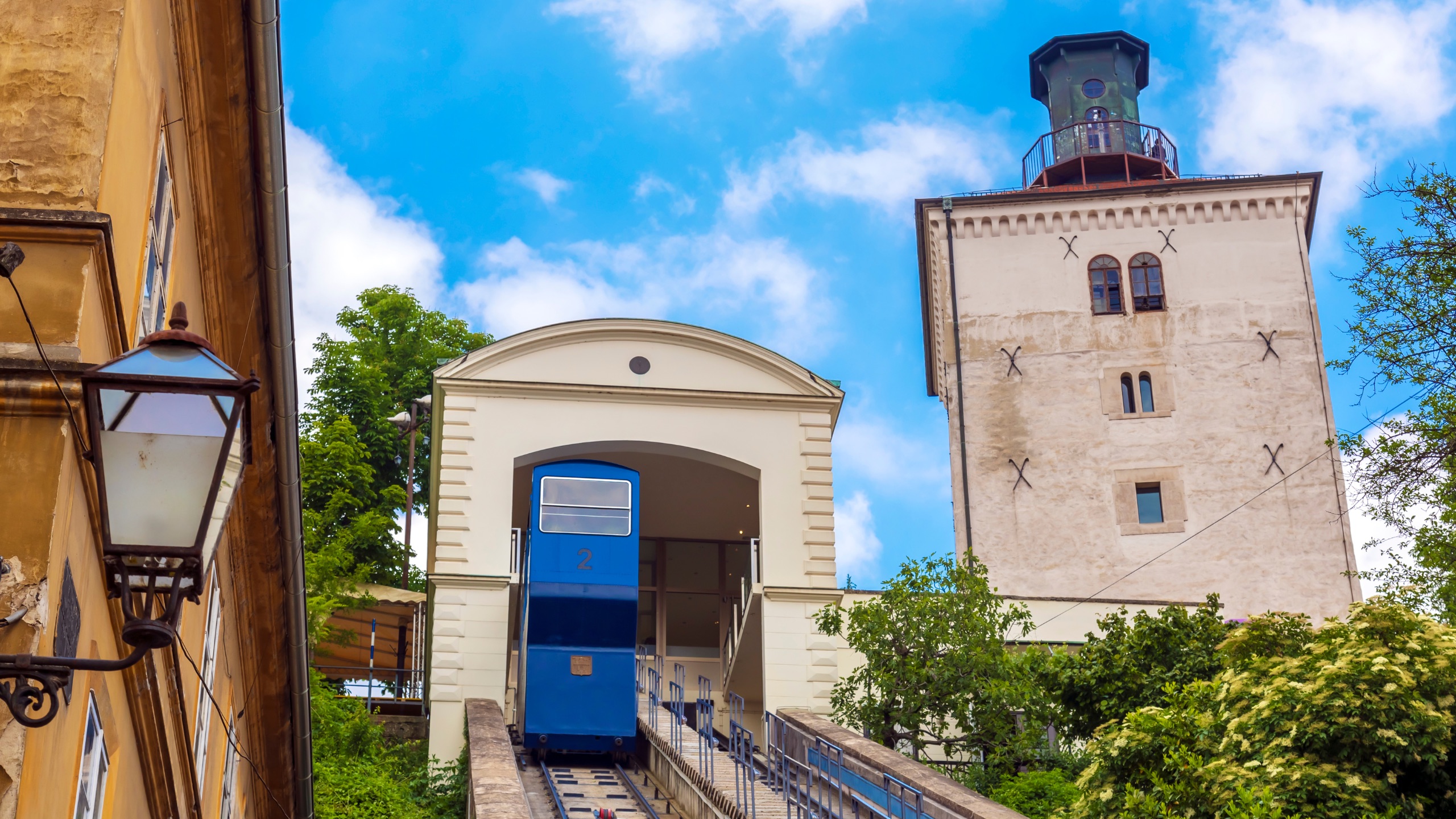 登上 Lotrščak 塔 (Lotrščak Tower)，這座歷史悠久的堡壘能將薩格勒布的壯麗景色盡收眼底，更以每日鳴炮的傳統聞名。
